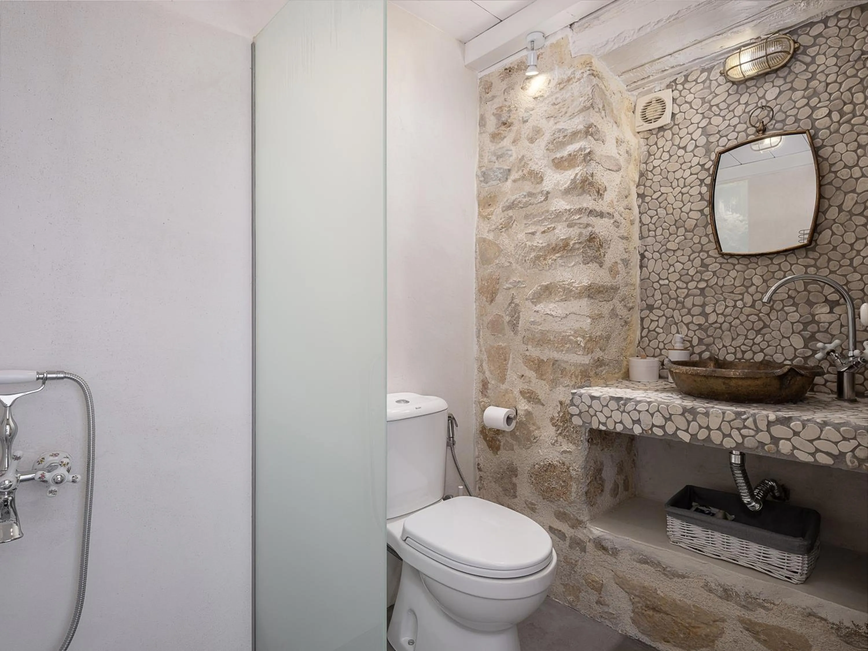 Shower in Ondathaki Pirgos