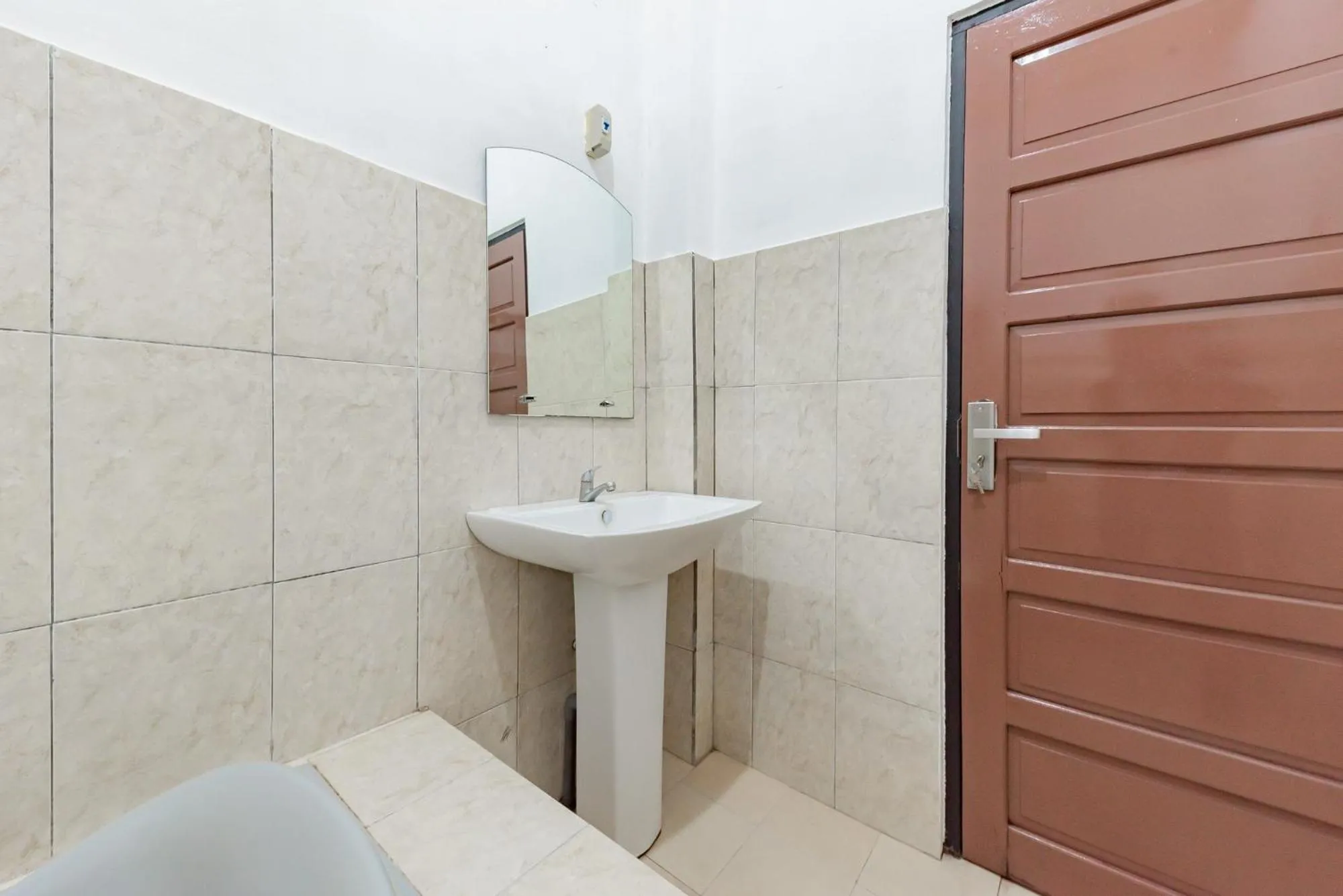 Bathroom in Urbanview Hotel Syariah 99 Banjarbaru by RedDoorz