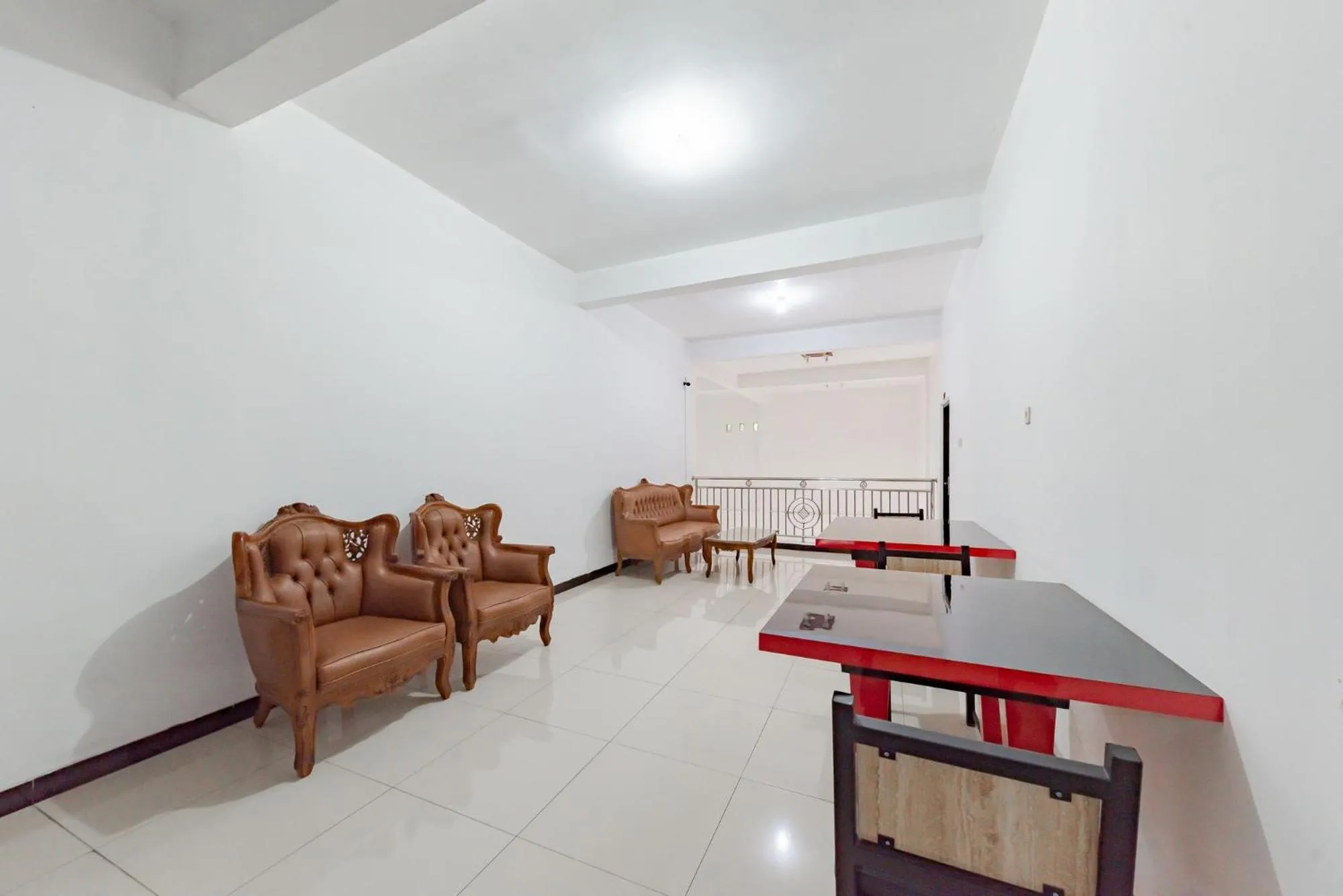 Seating area in Urbanview Hotel Syariah 99 Banjarbaru by RedDoorz