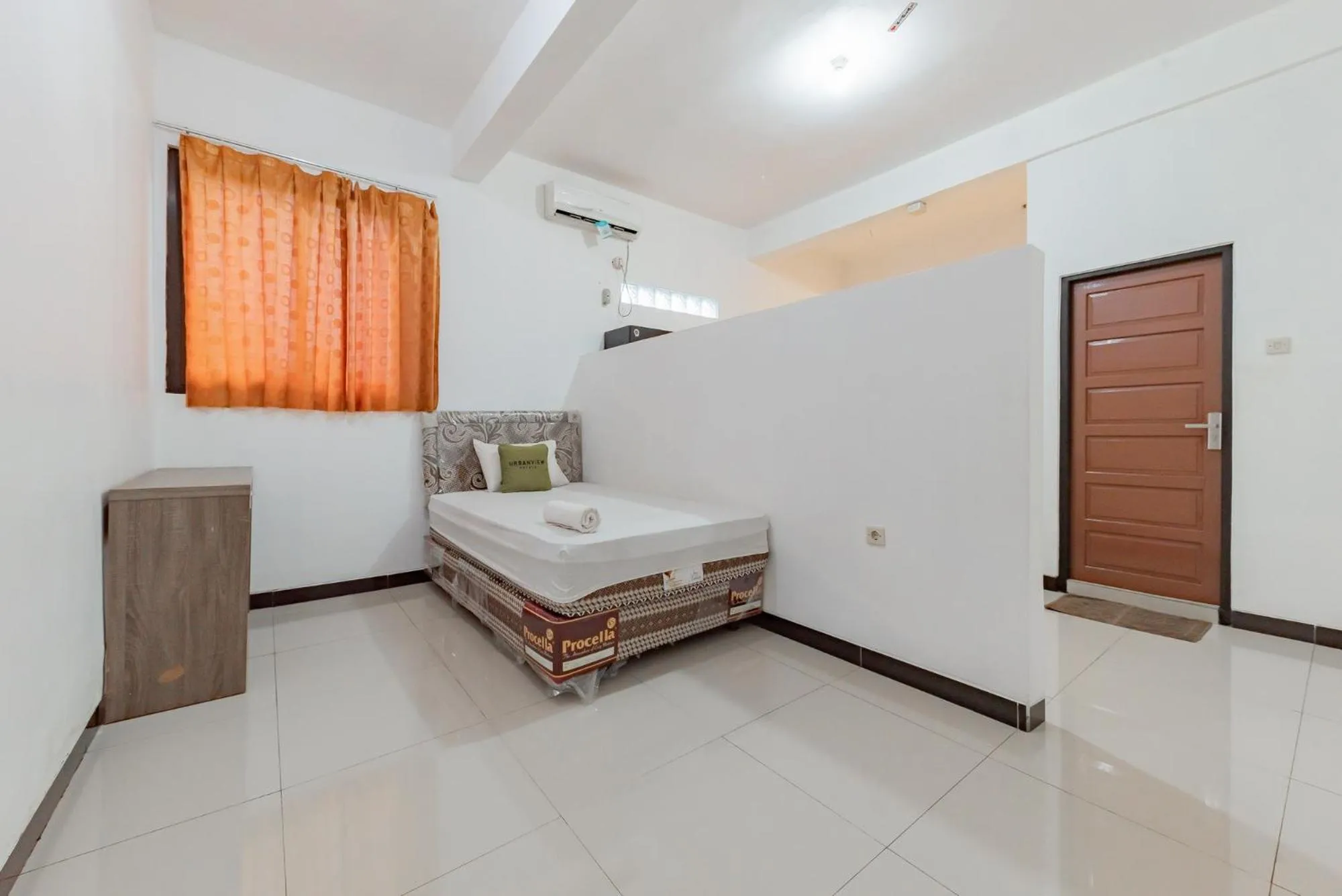 Bed in Urbanview Hotel Syariah 99 Banjarbaru by RedDoorz