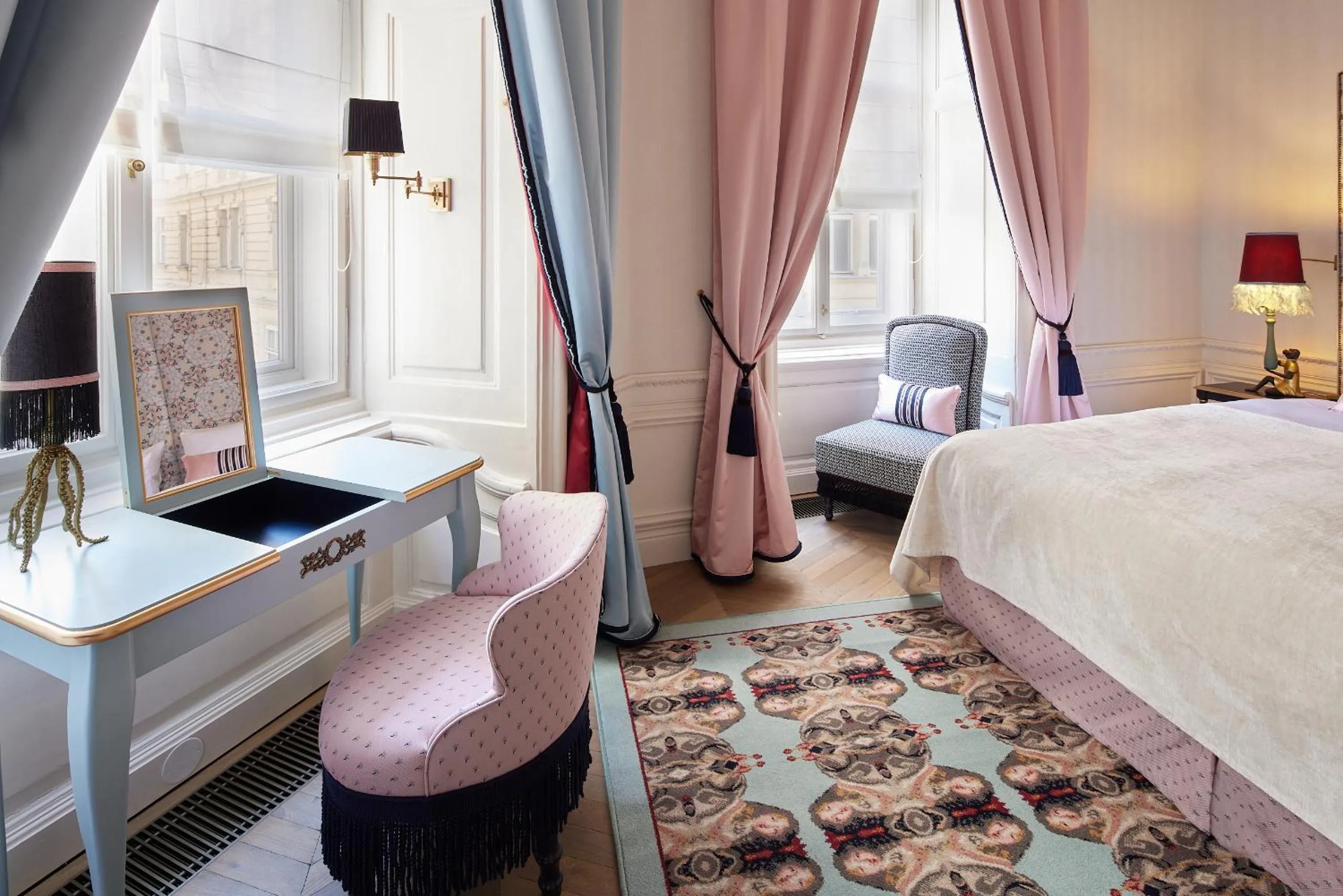 Seating area, Bed in The Leo Grand