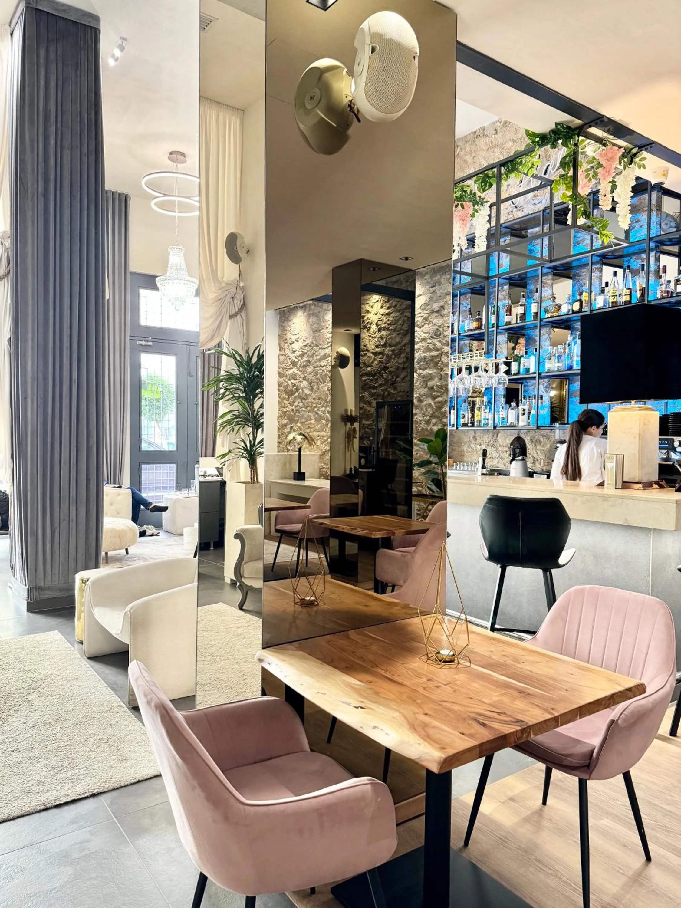 Restaurant/places to eat in Athens The L7 Str - Luxury Boutique Collection Hotel