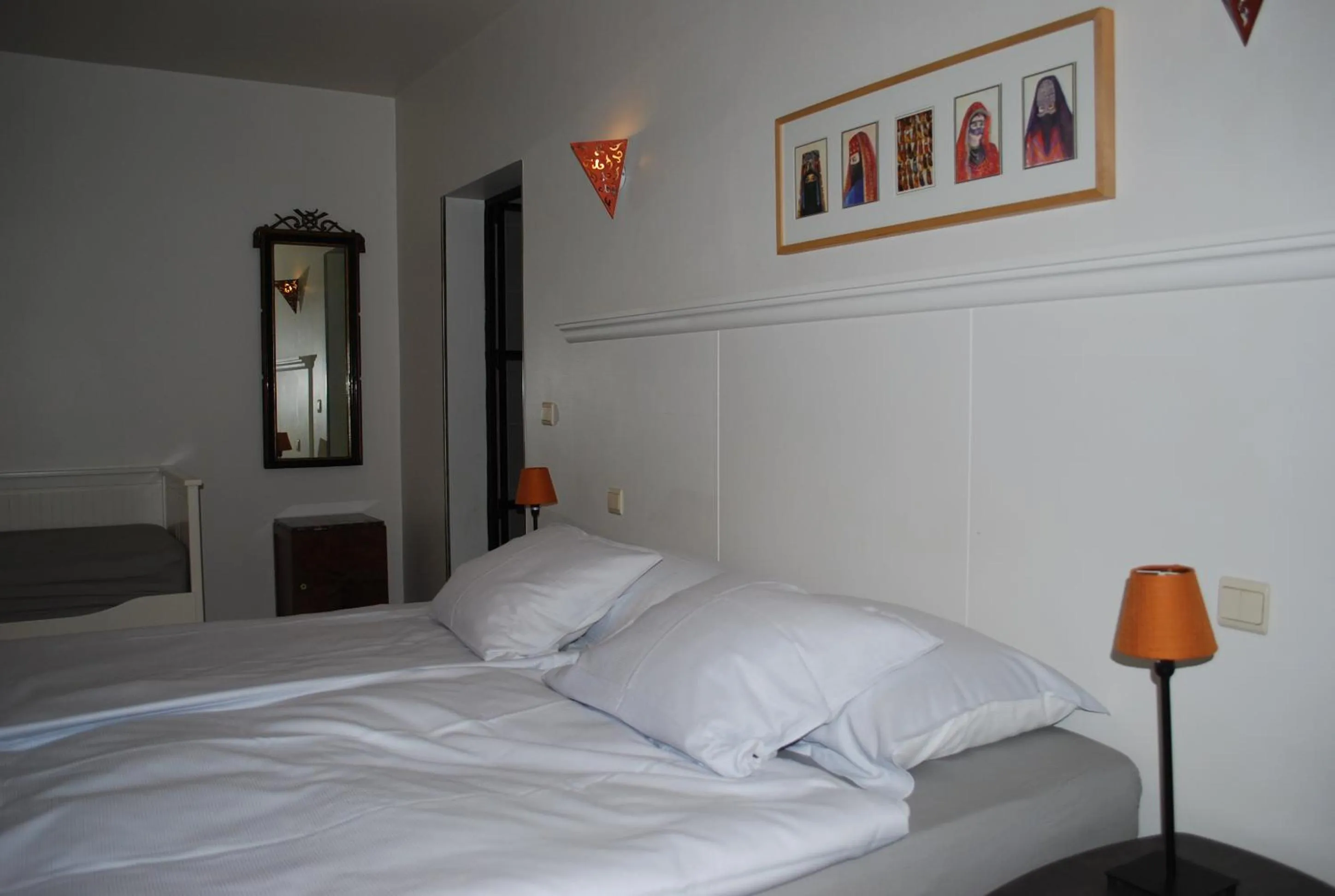 Photo of the whole room, Bed in B&B Coup de Coeur