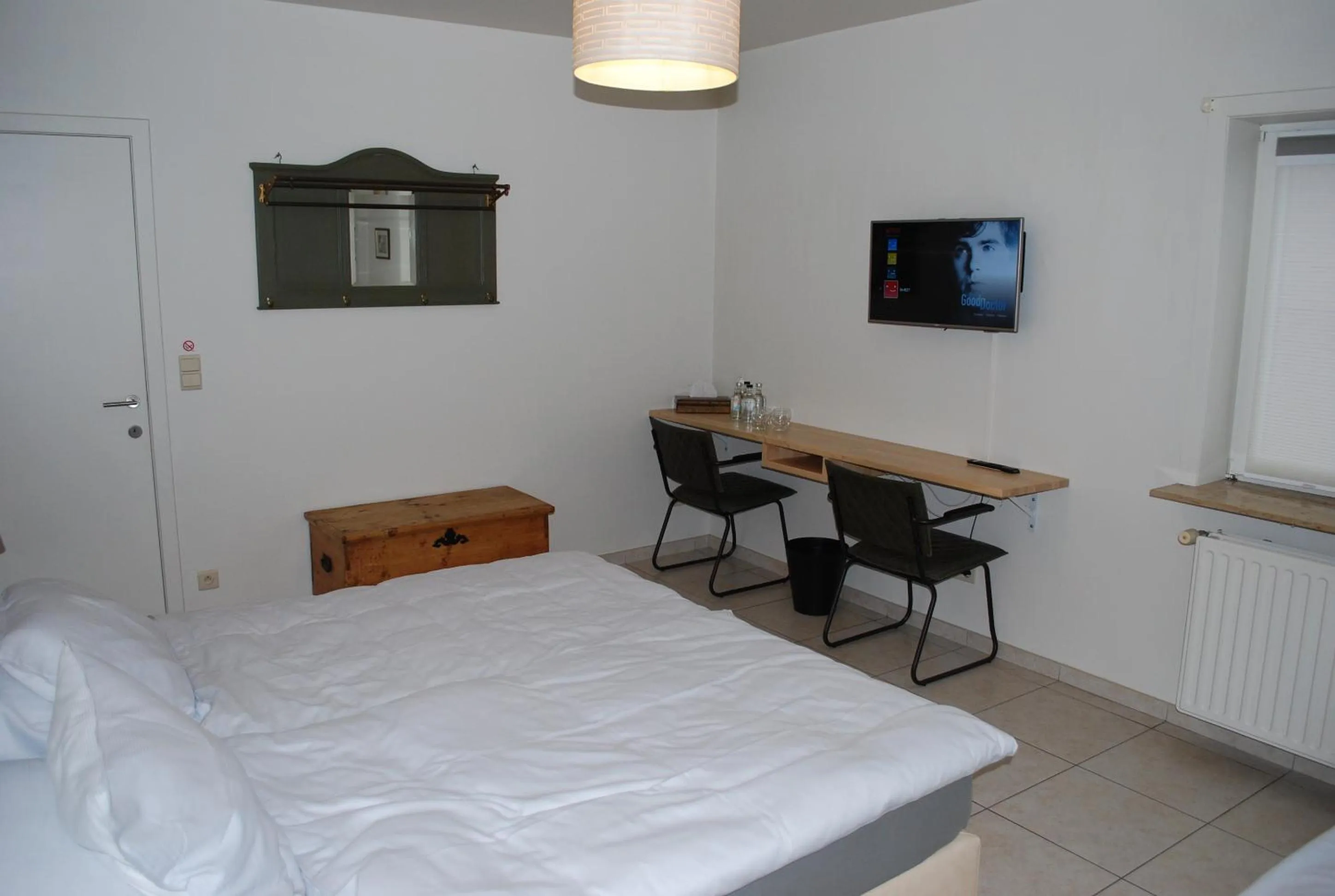 Photo of the whole room, Bed in B&B Coup de Coeur