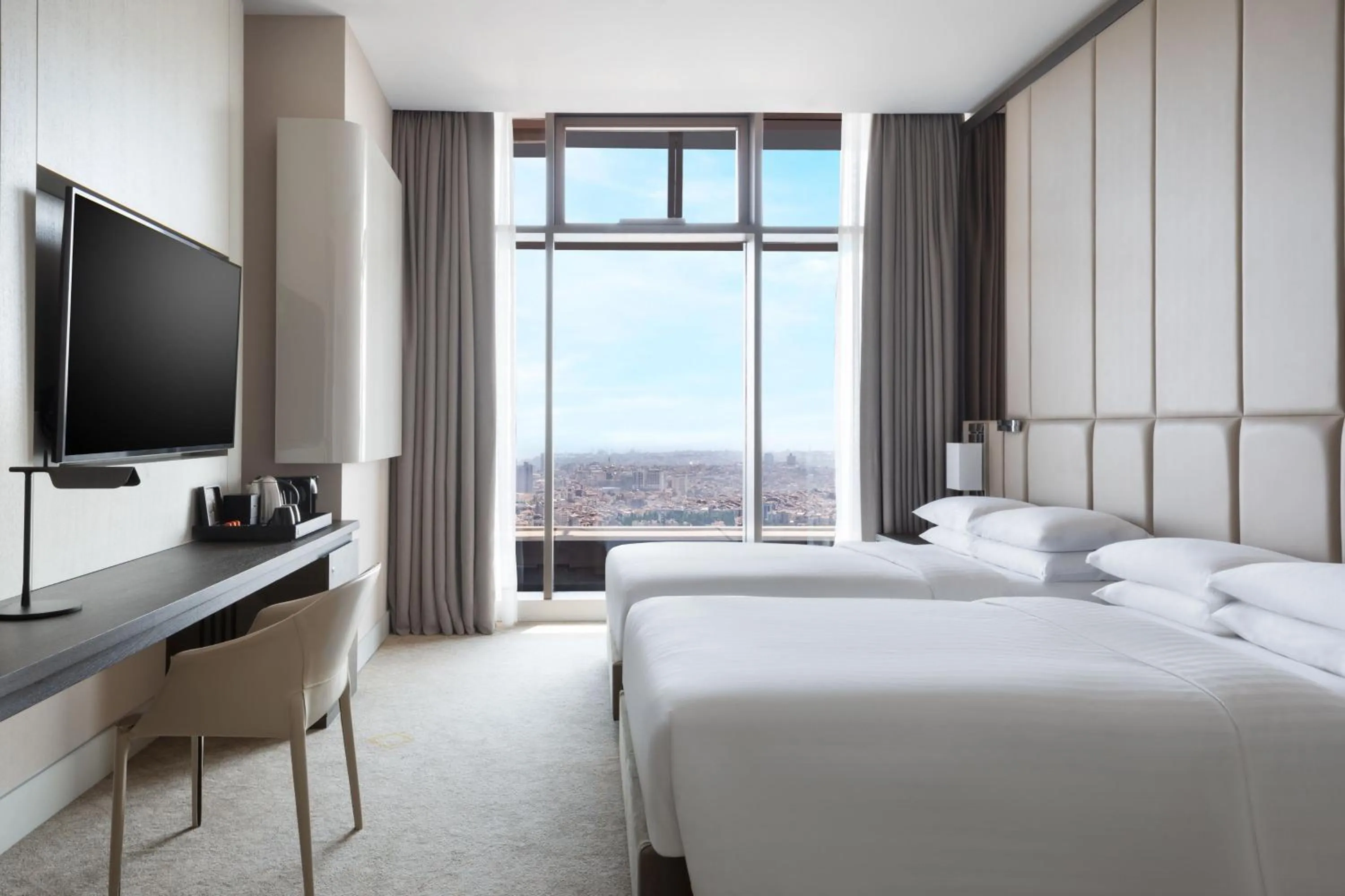 Photo of the whole room, Bed in Istanbul Marriott Hotel Sisli