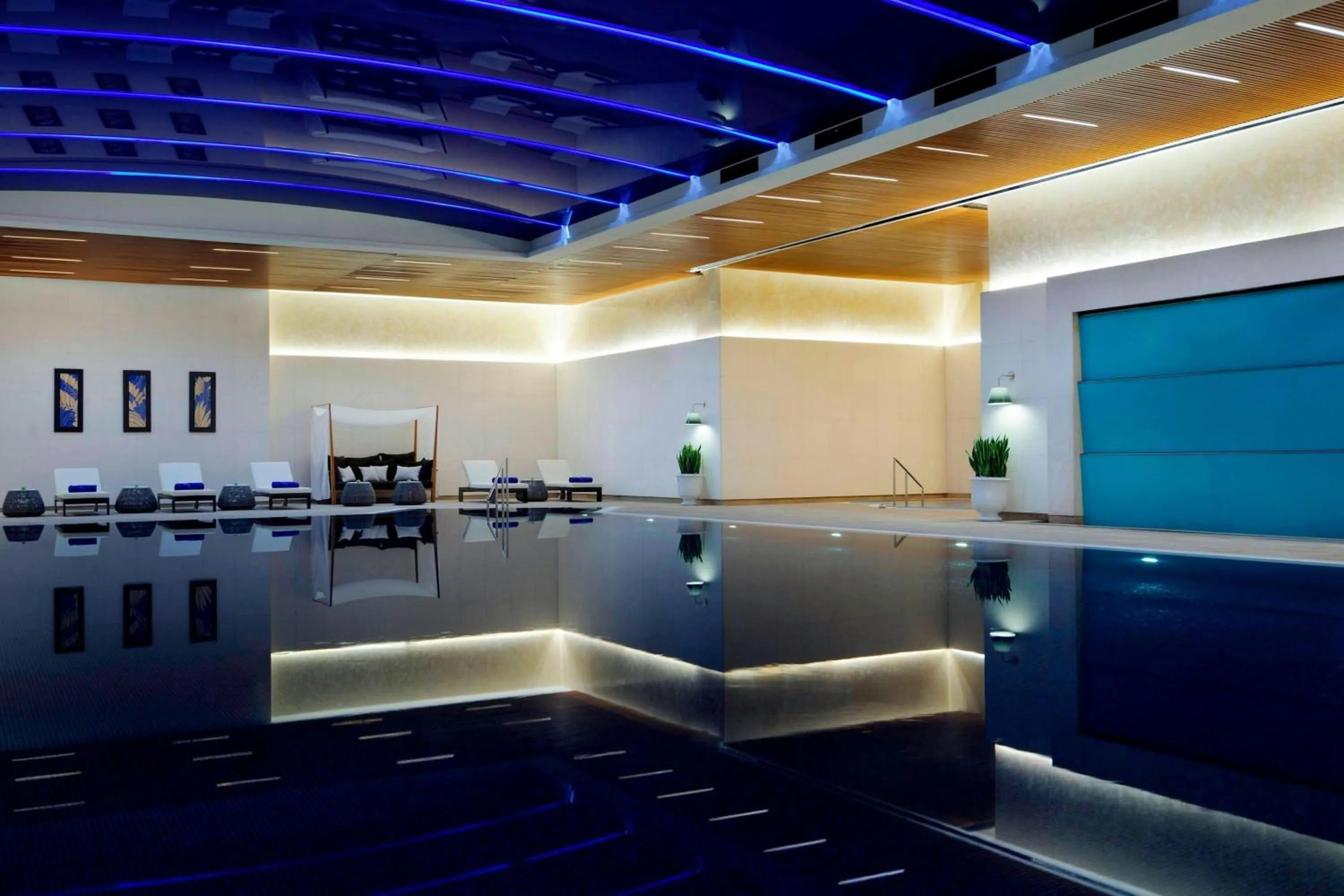 Swimming pool in Istanbul Marriott Hotel Sisli