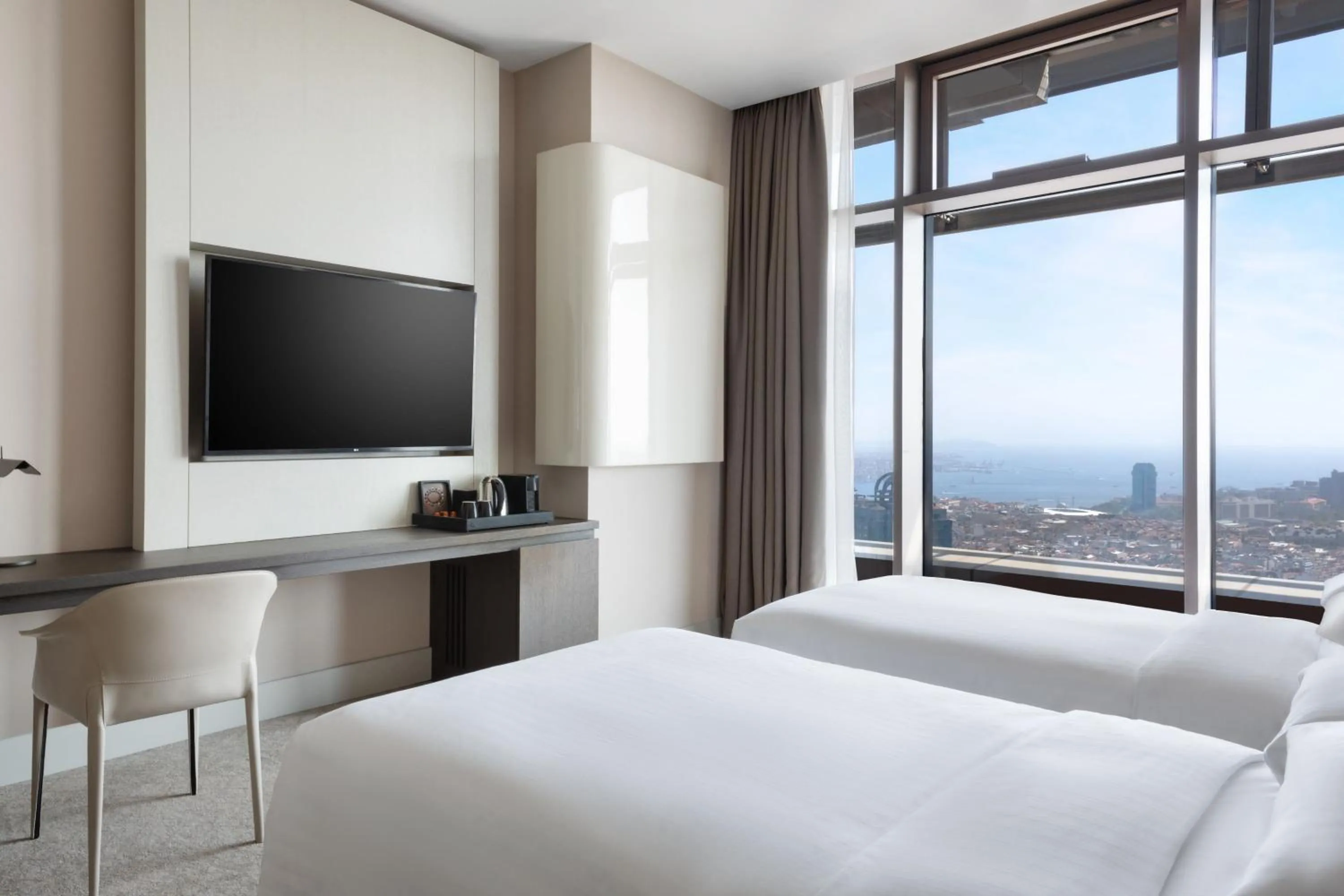 Photo of the whole room, Bed in Istanbul Marriott Hotel Sisli