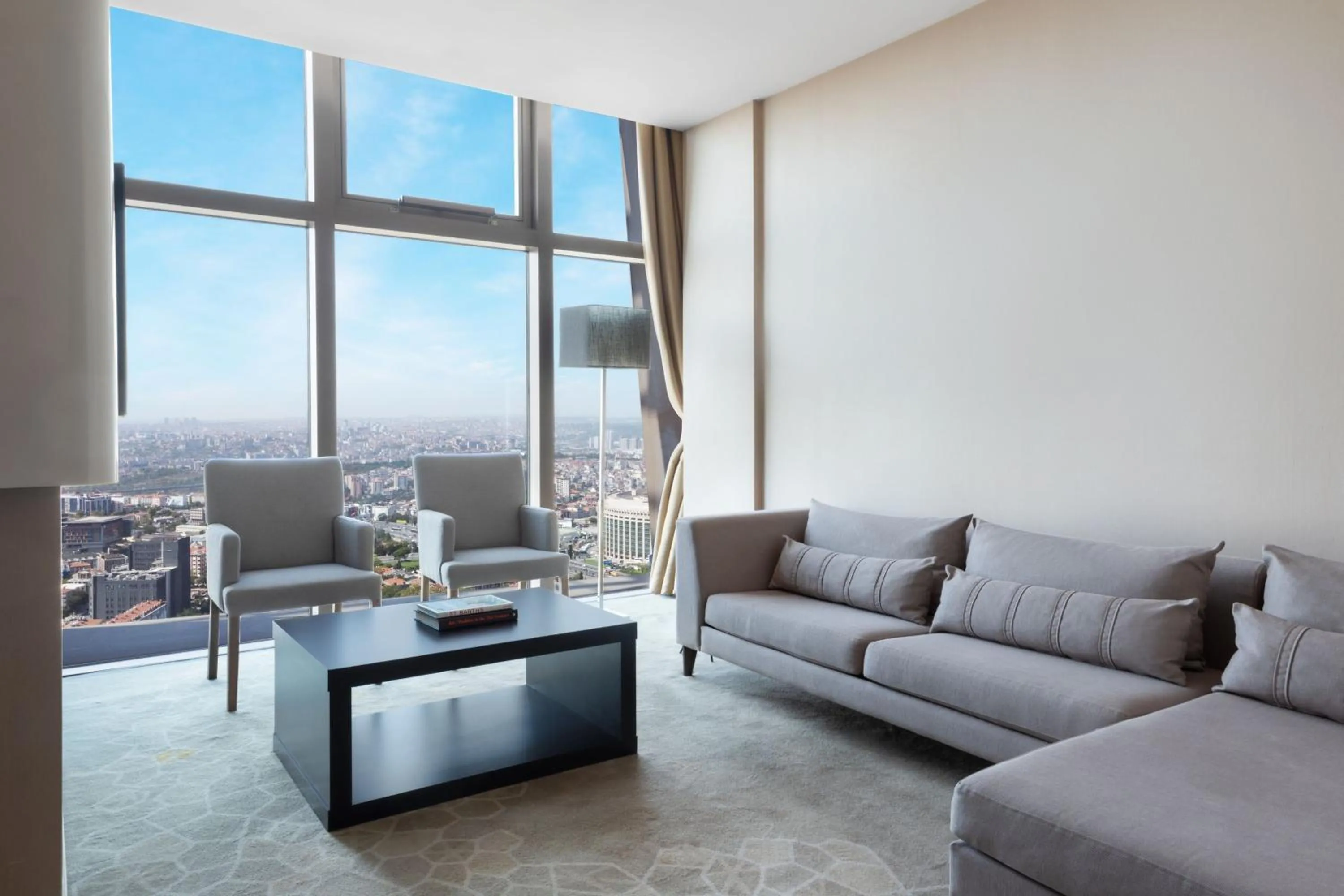 Living room in Istanbul Marriott Hotel Sisli