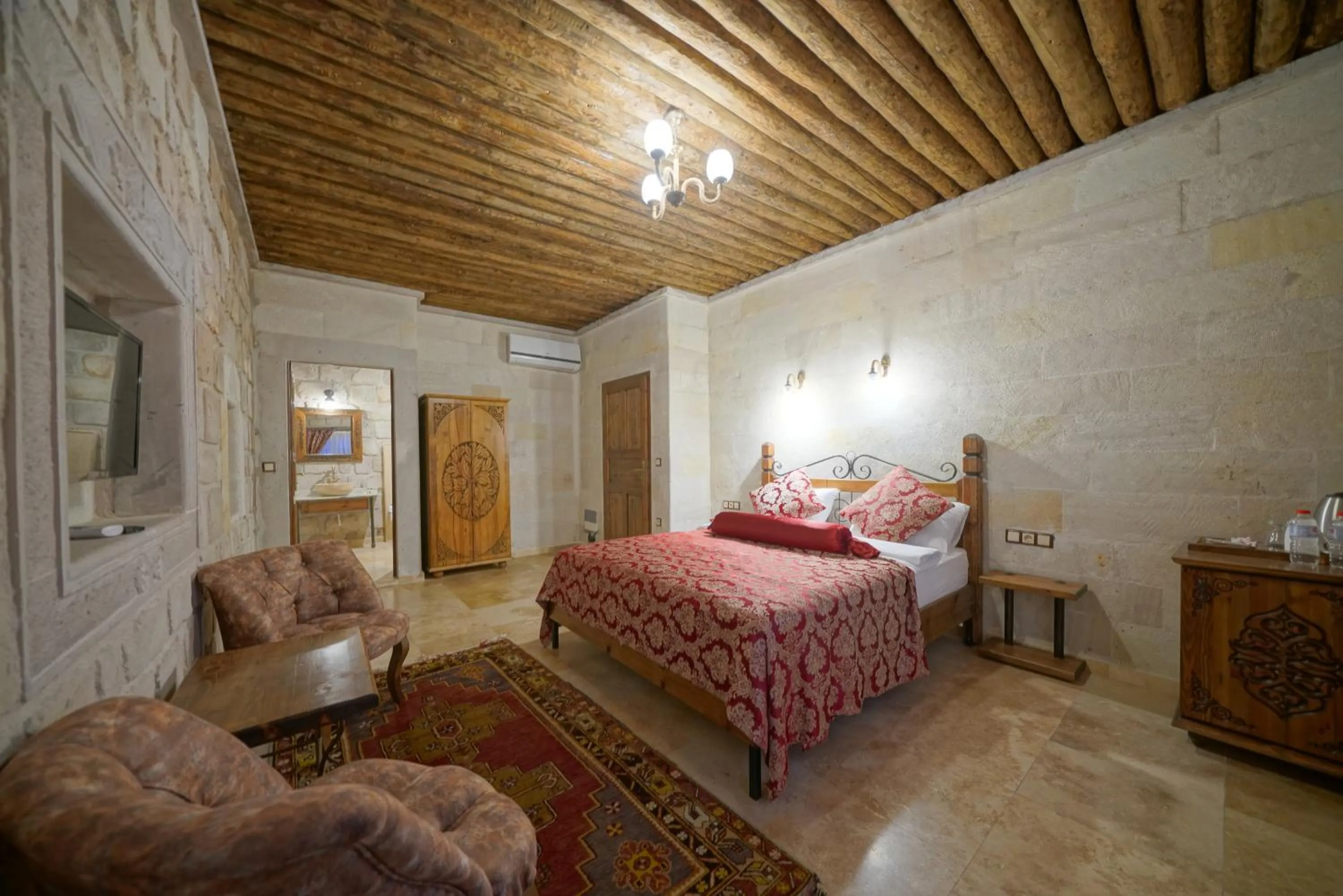 Photo of the whole room, Bed in Kaya Konak Cave