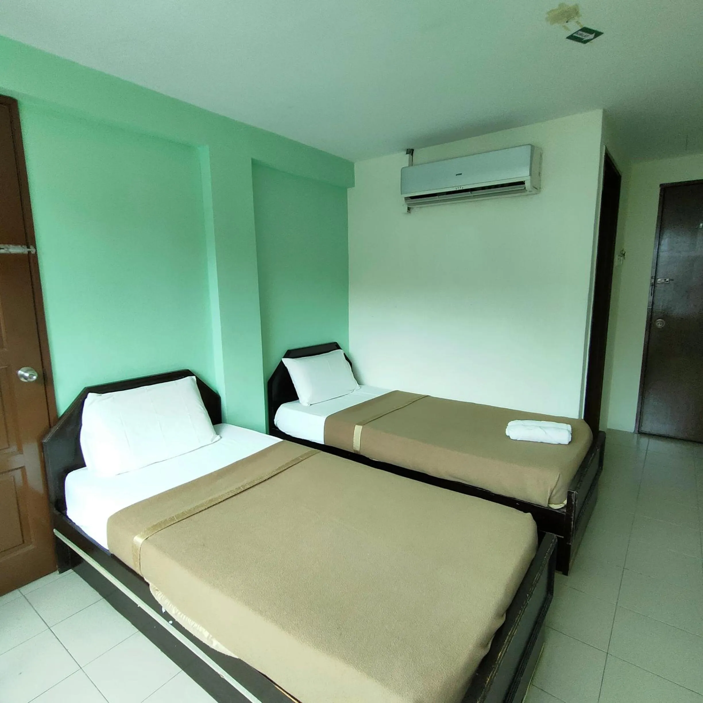 Bedroom, Bed in Best One Hotel