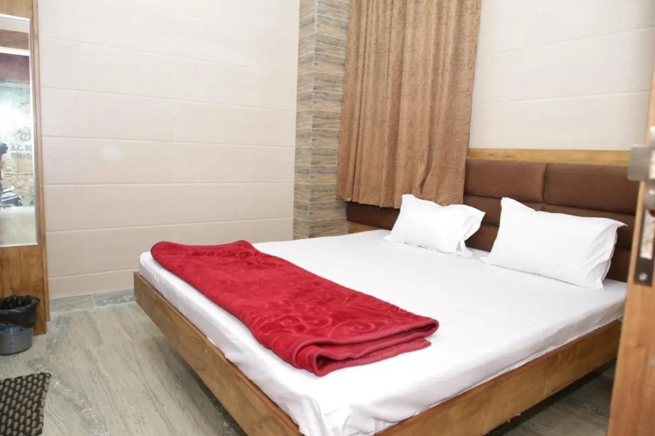 Bed in Hotel Al Sharif Manzil 90 Mtrs from Dargah