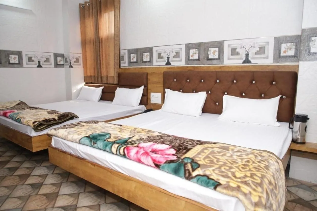 Bed in Hotel Al Sharif Manzil 90 Mtrs from Dargah