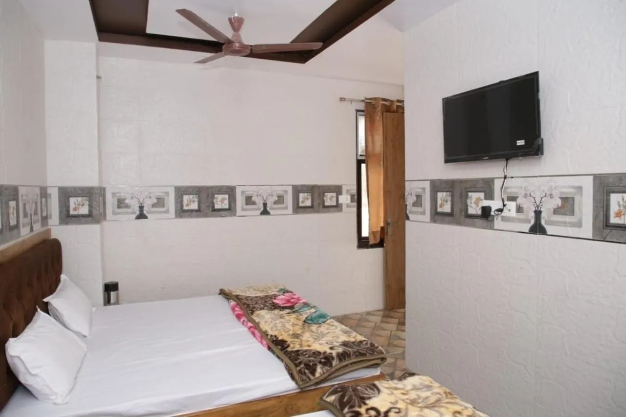 Bed in Hotel Al Sharif Manzil 90 Mtrs from Dargah