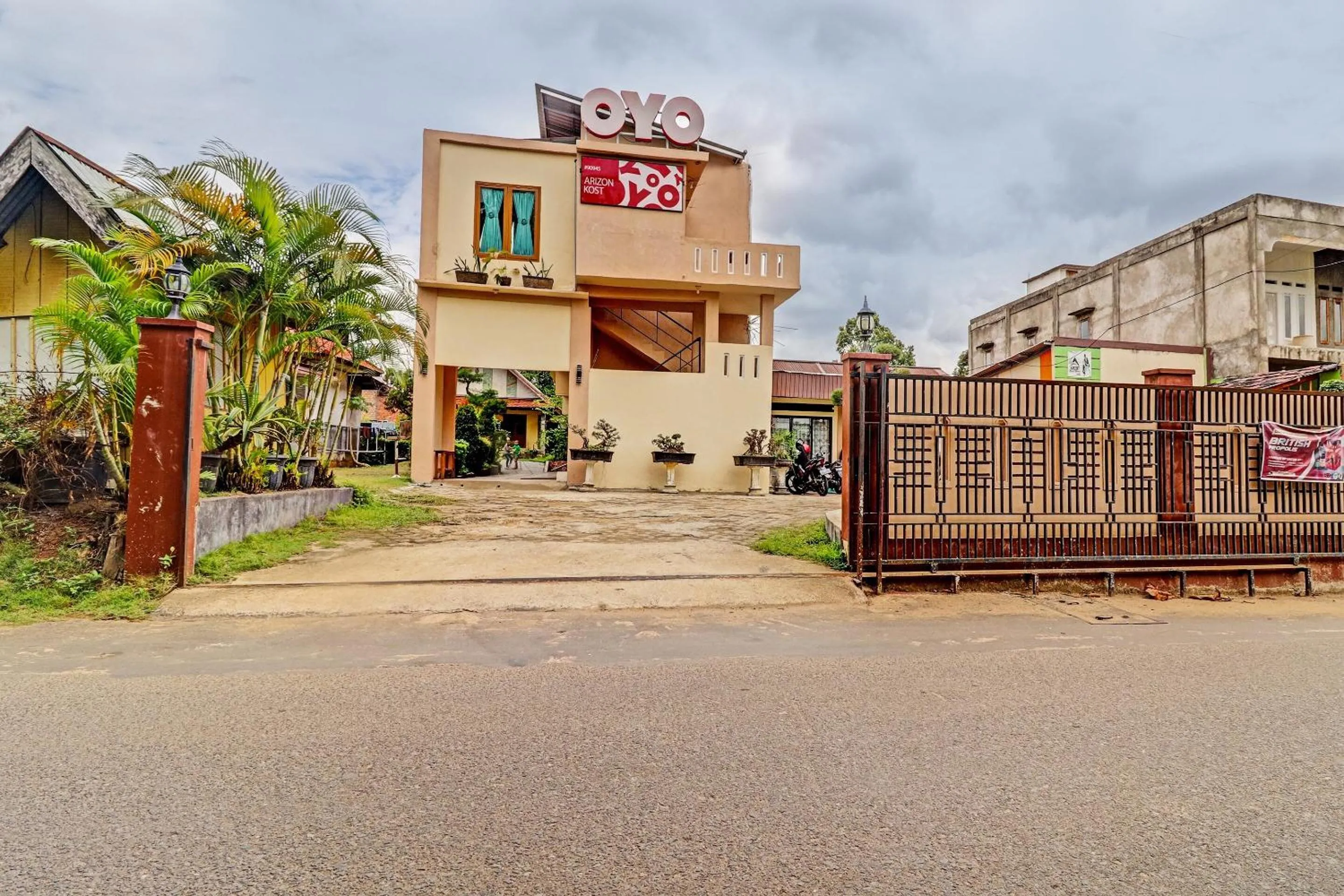 Facade/entrance in OYO 90945 Arizon Kost