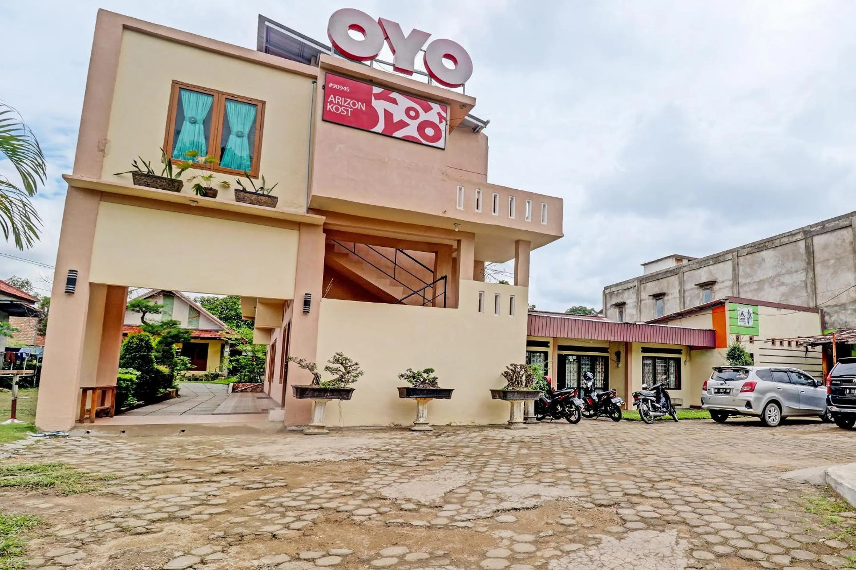 Facade/entrance in OYO 90945 Arizon Kost