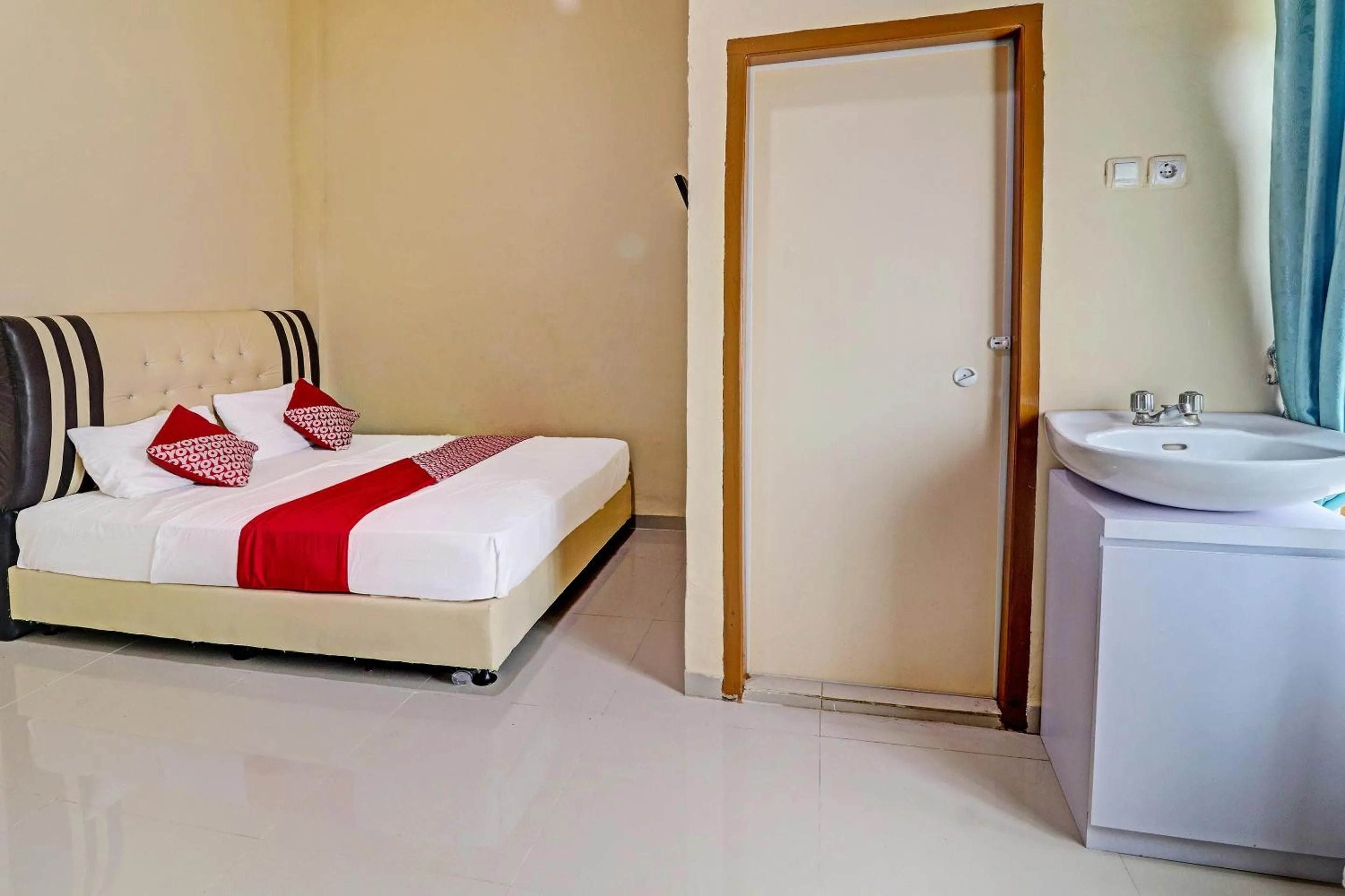 Bedroom in OYO 90945 Arizon Kost