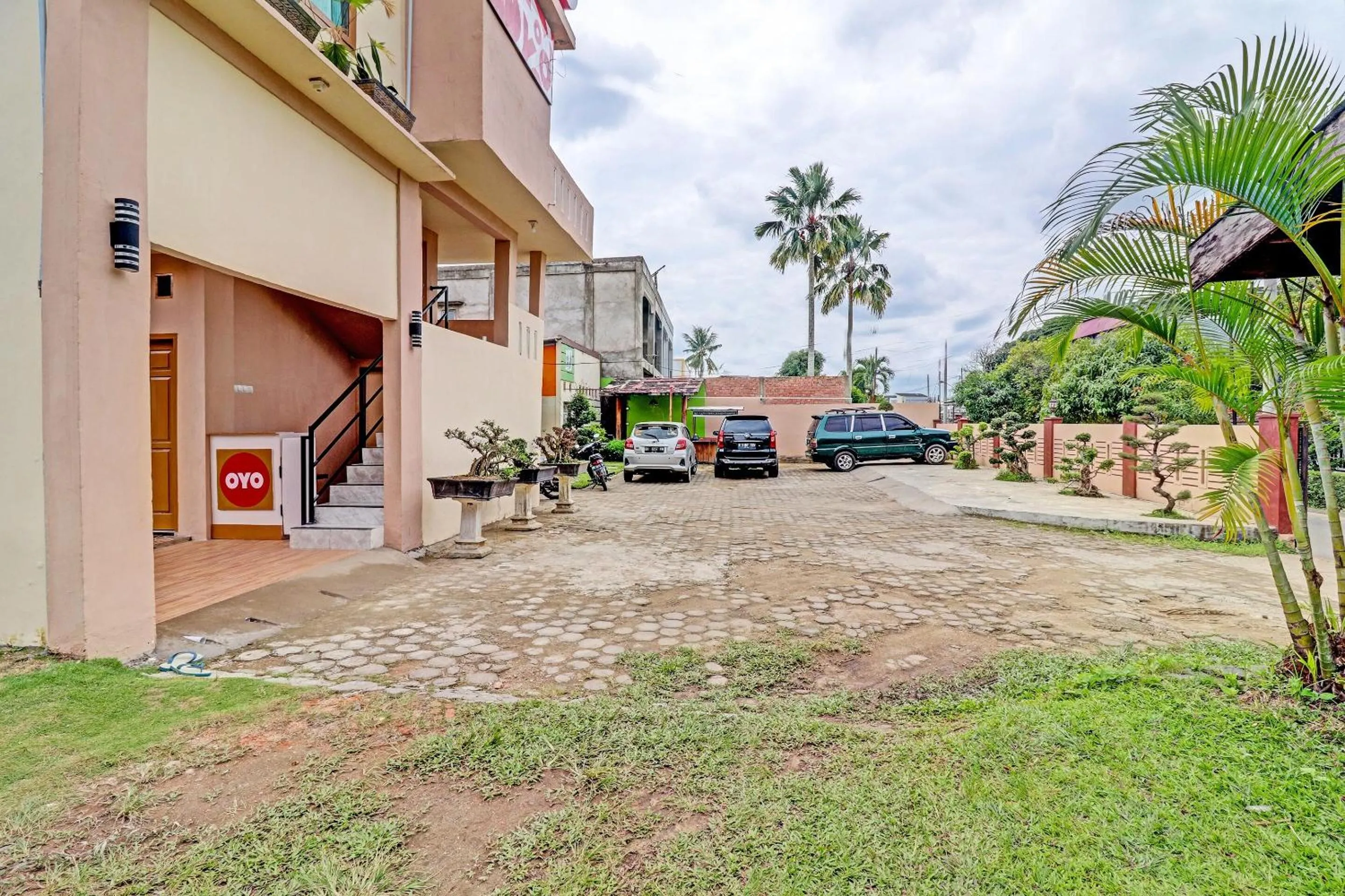 Facade/entrance in OYO 90945 Arizon Kost