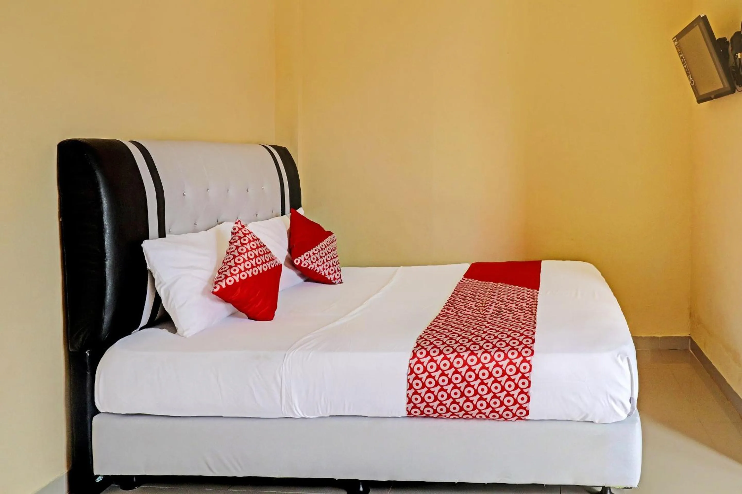 Bedroom in OYO 90945 Arizon Kost