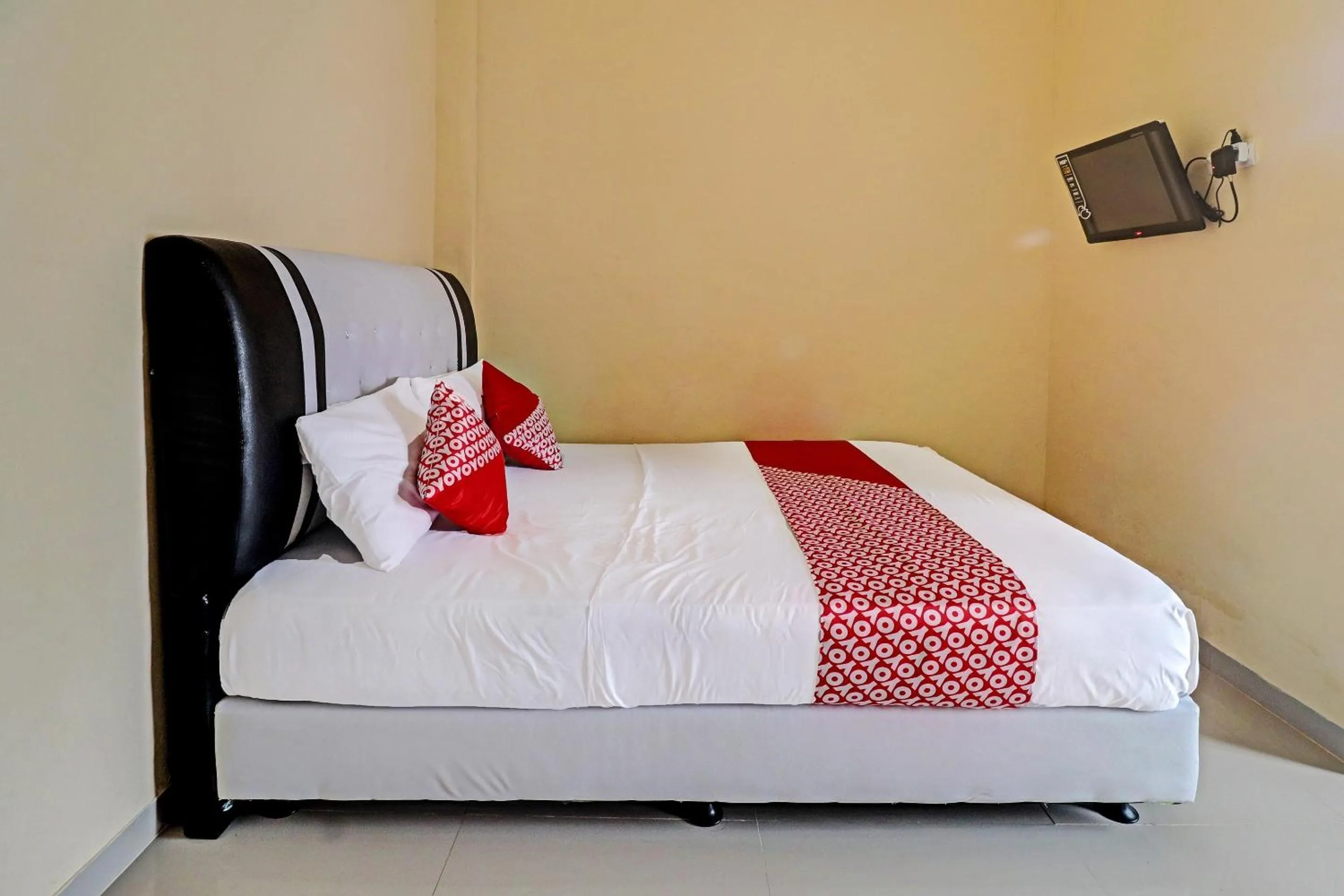 Bedroom in OYO 90945 Arizon Kost