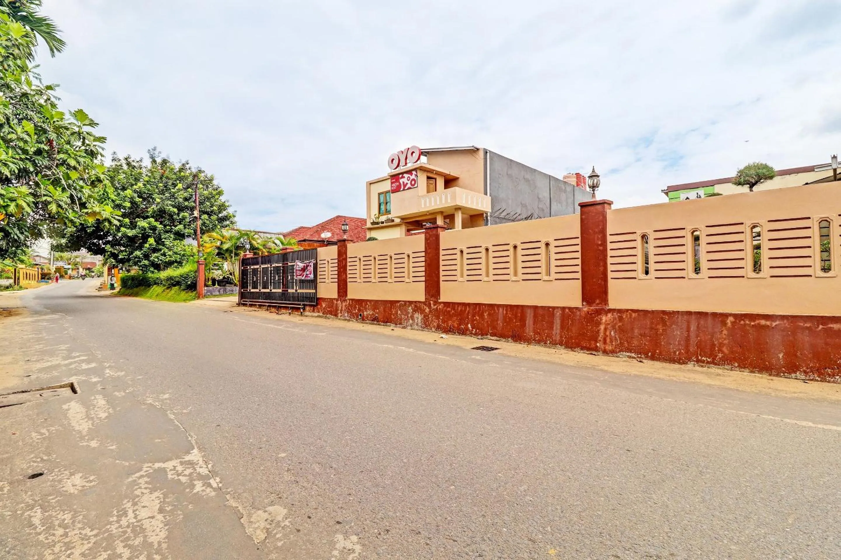 Facade/entrance in OYO 90945 Arizon Kost