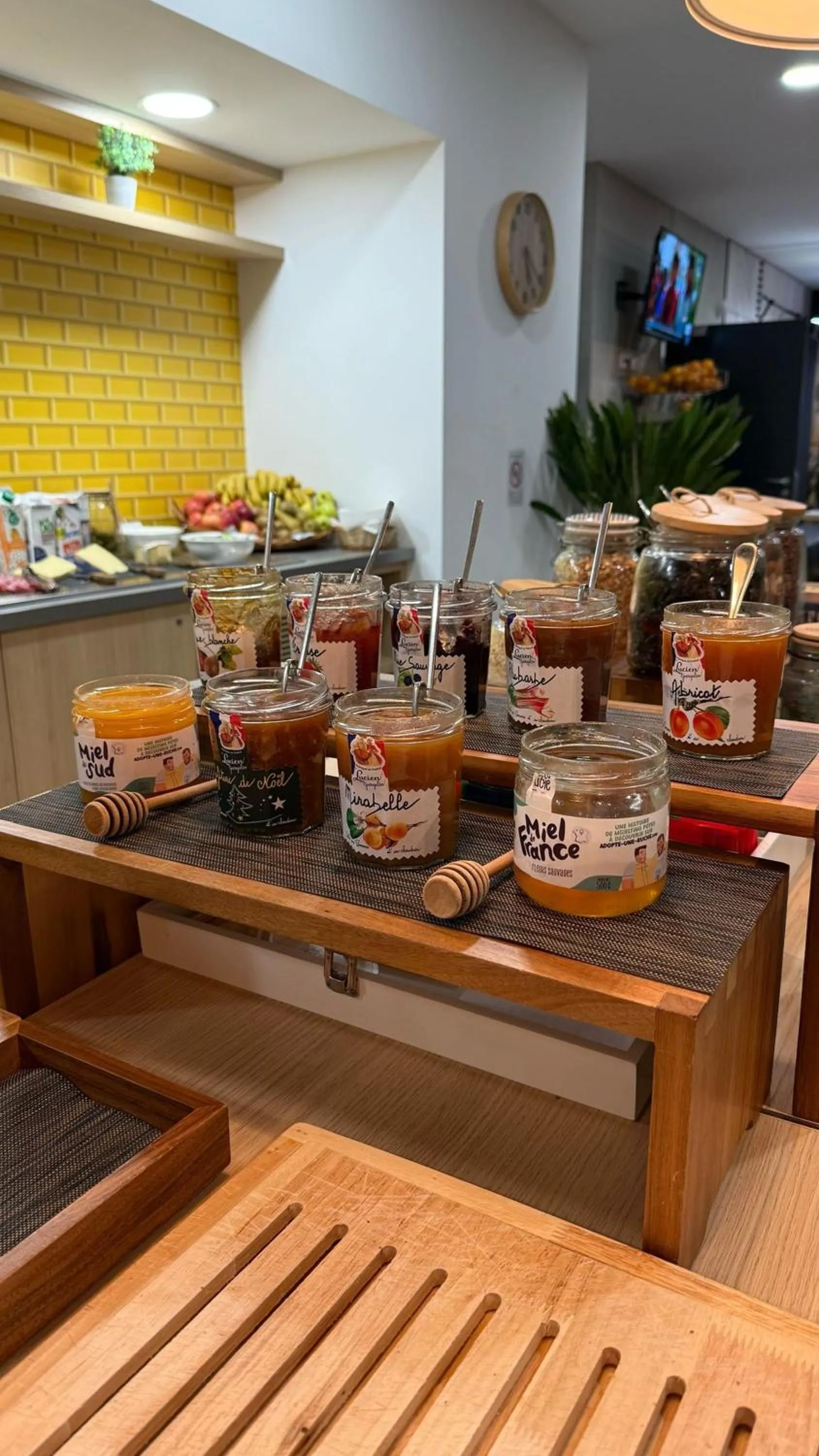 Buffet breakfast in Appart Hotel Odalys City Toulouse Blagnac Aéroport