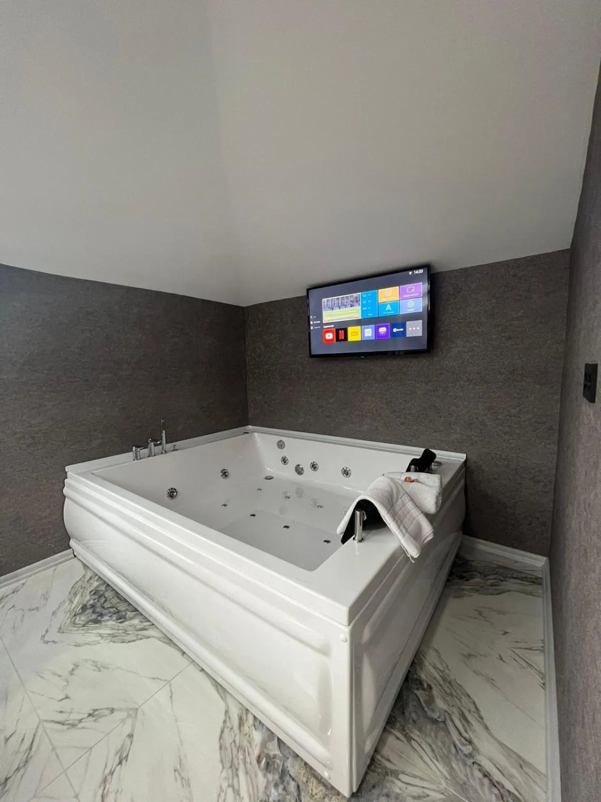 Hot Tub in Melissa Suite