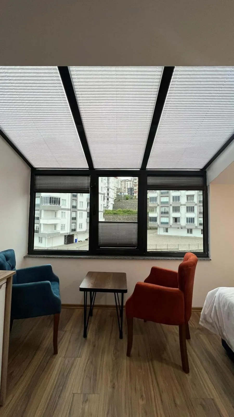 Seating area, Bed in Melissa Suite