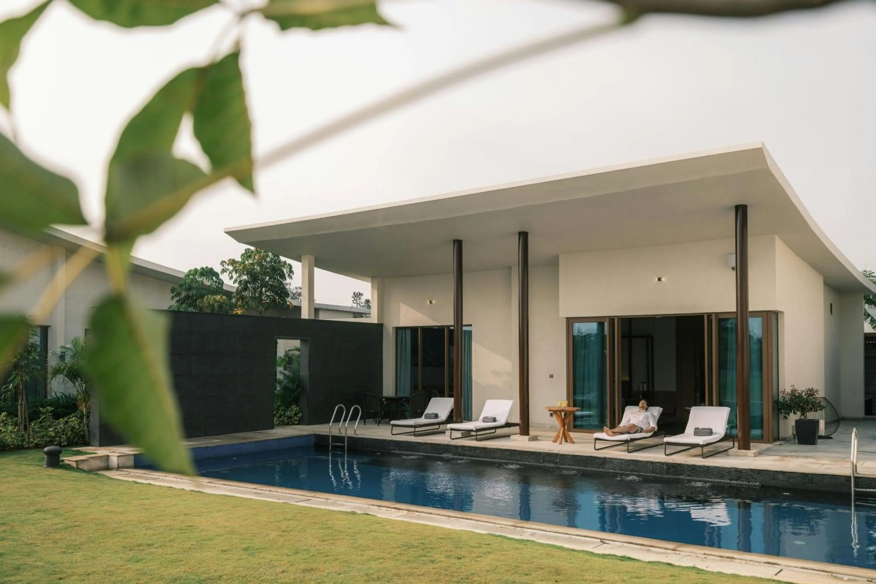 Swimming pool in JW Marriott Hotel Bengaluru Prestige Golfshire Resort & Spa