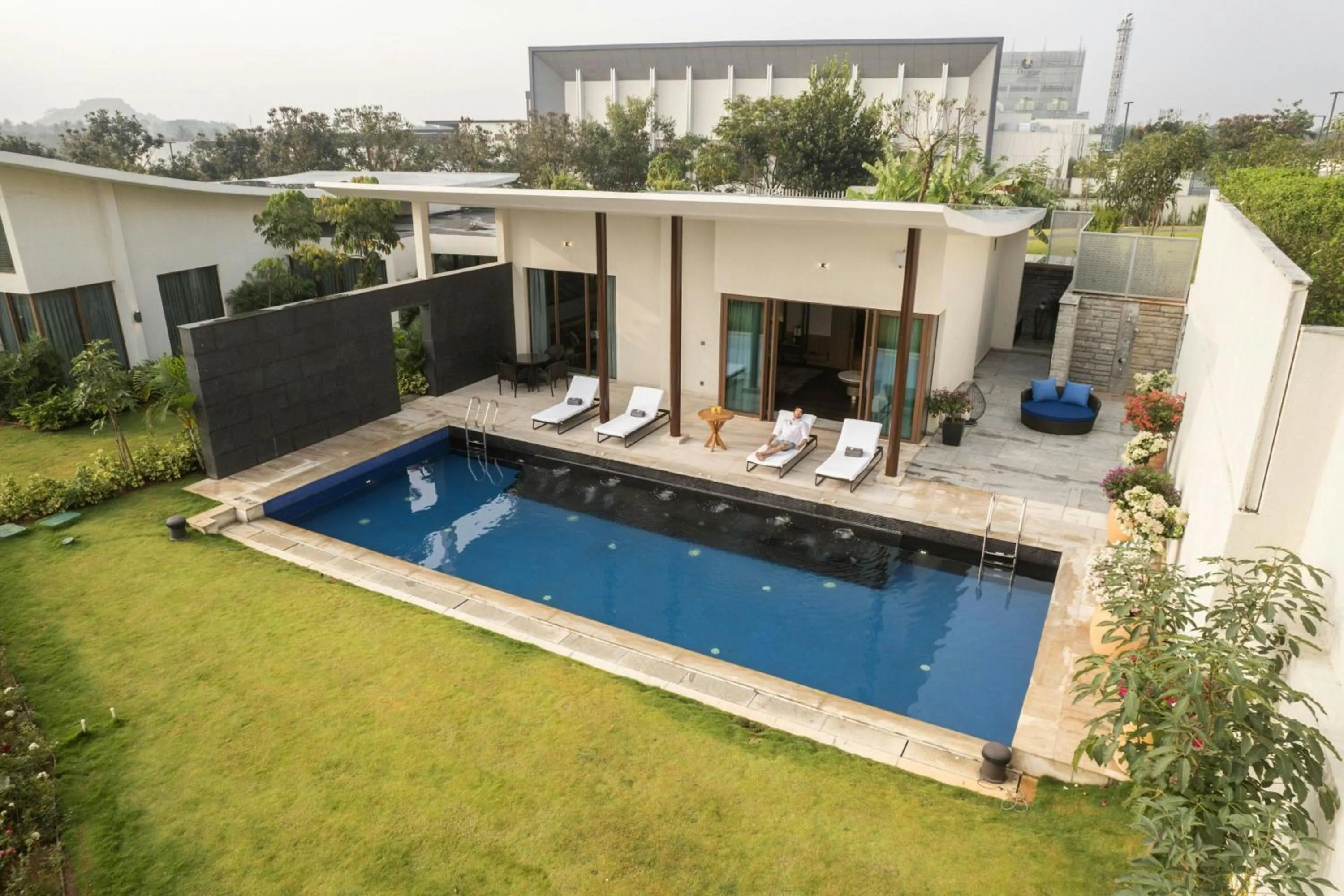 Swimming pool in JW Marriott Hotel Bengaluru Prestige Golfshire Resort & Spa