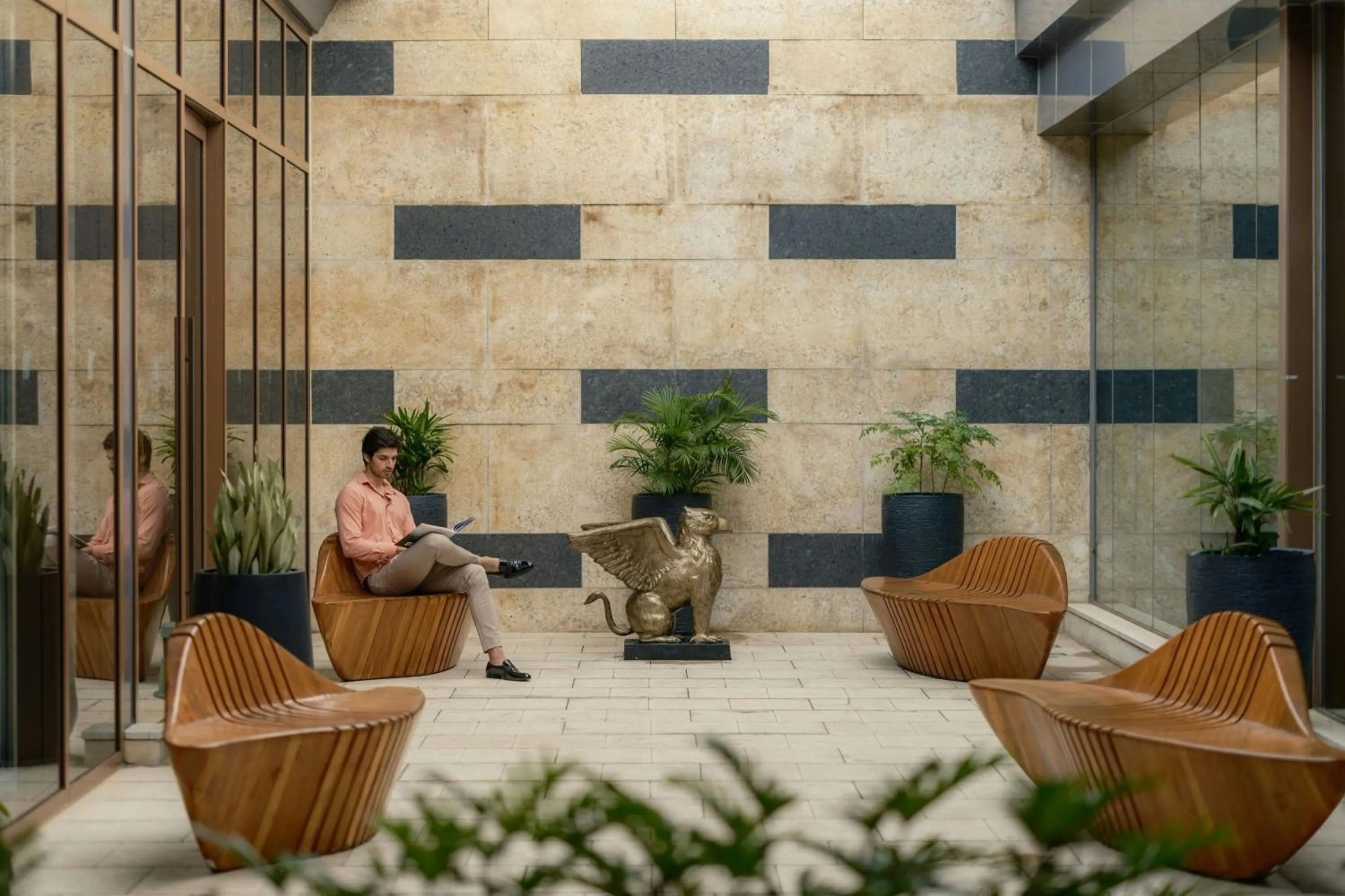 Lounge or bar in JW Marriott Hotel Bengaluru Prestige Golfshire Resort & Spa