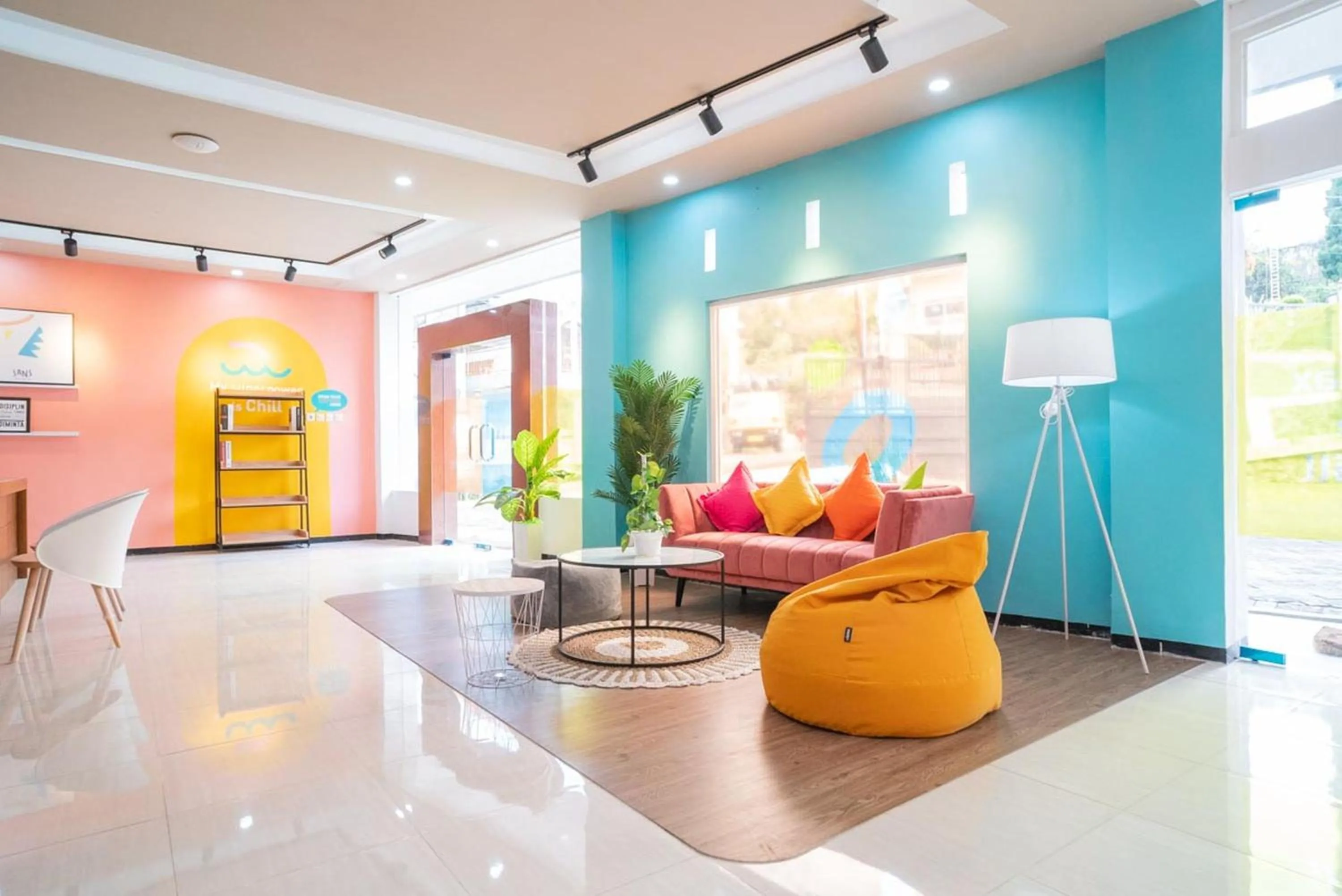 Seating area in Sans Hotel Queen Batu