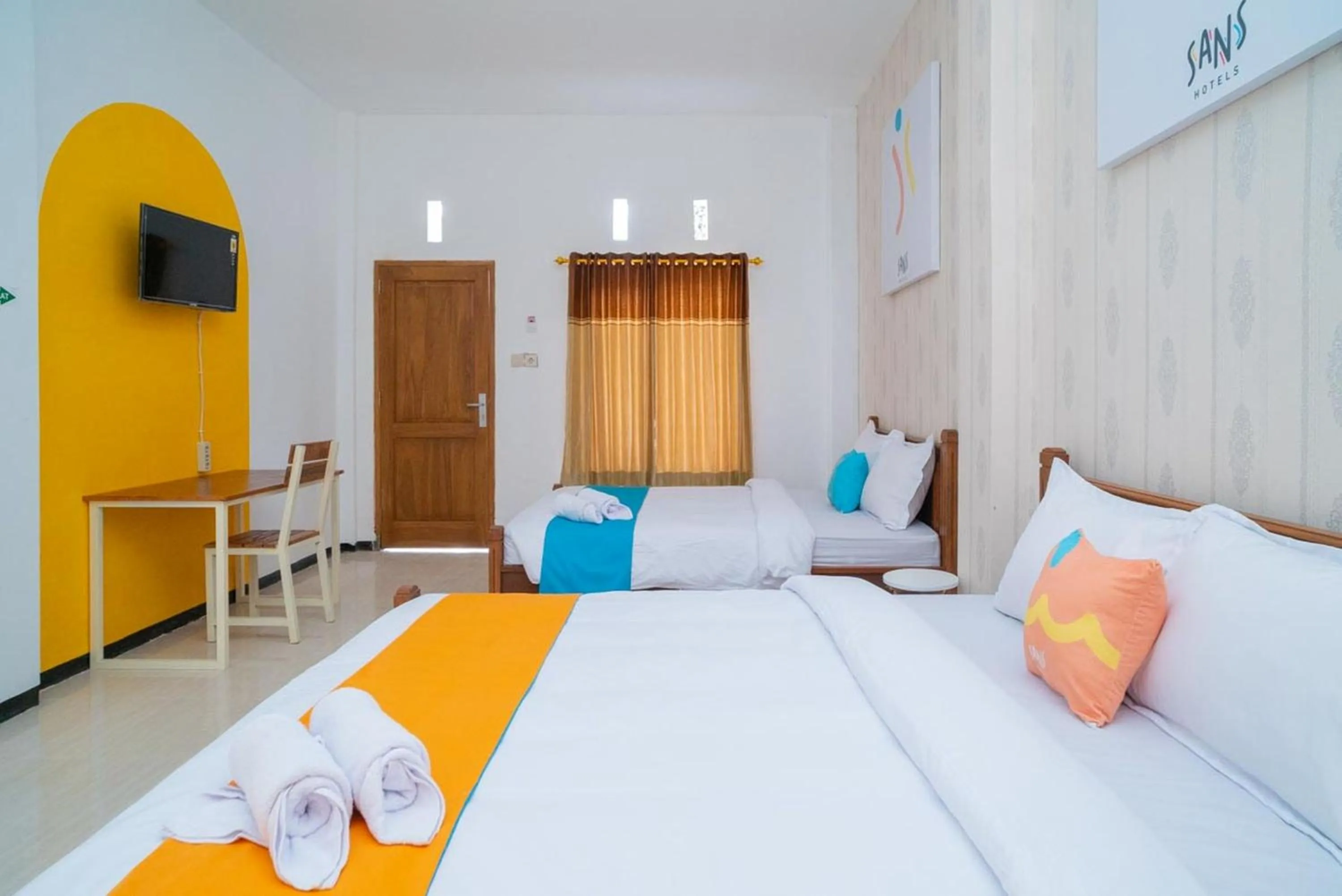 Bedroom, Bed in Sans Hotel Queen Batu