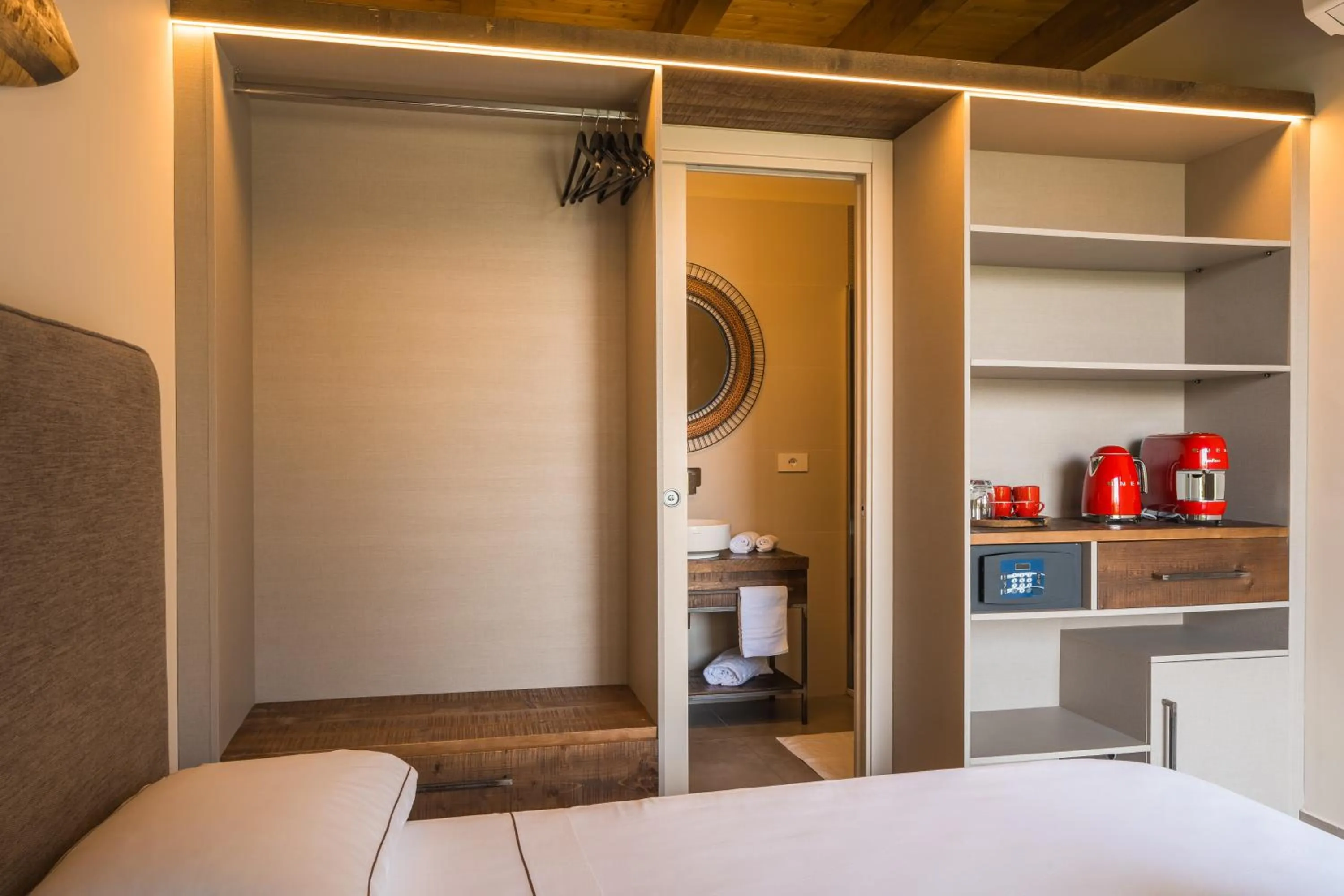 Coffee/tea facilities, Bed in Hang Loose Cottage Hotel & Resort 4 stelle Gizzeria Calabria