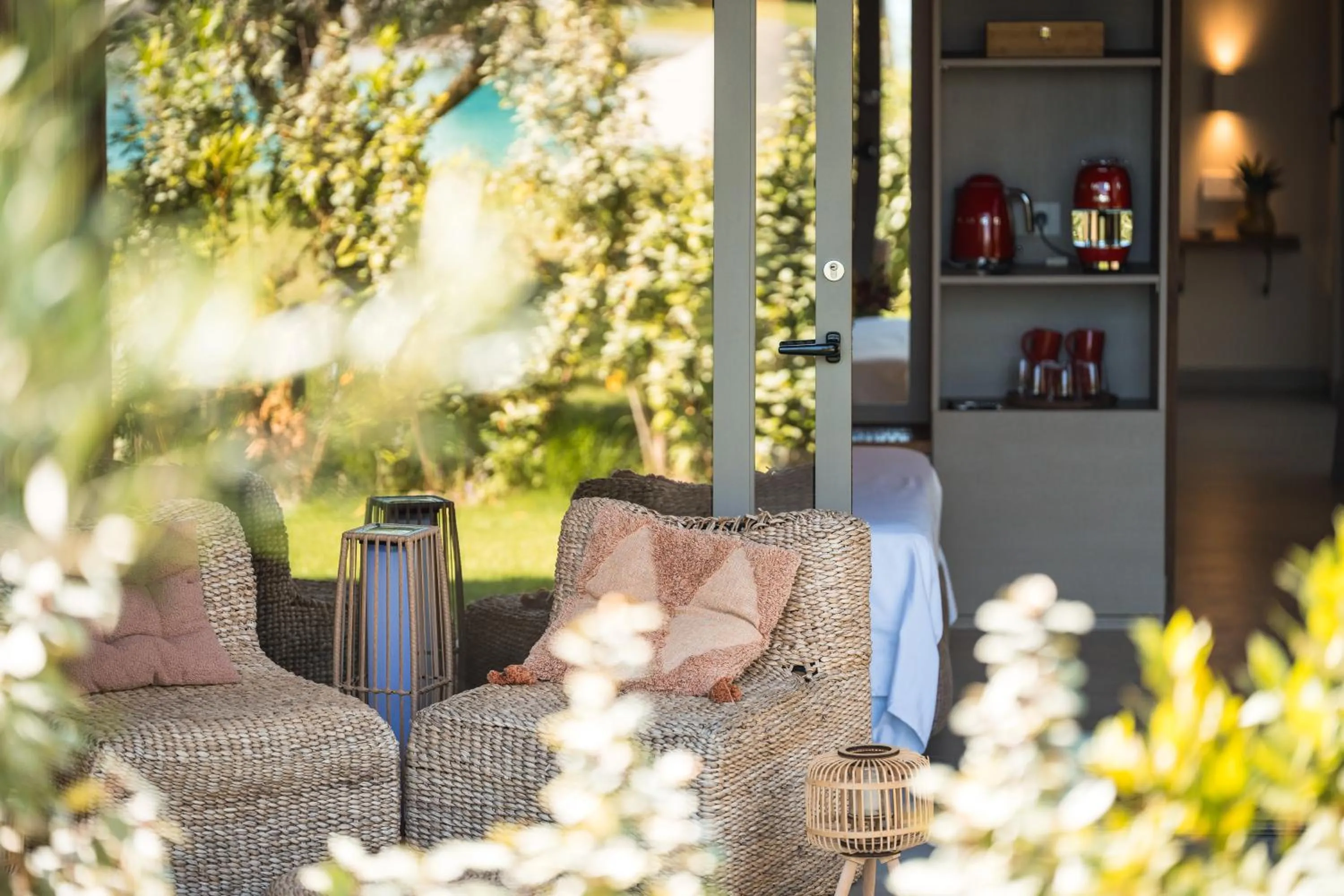 Patio in Hang Loose Cottage Hotel & Resort 4 stelle Gizzeria Calabria