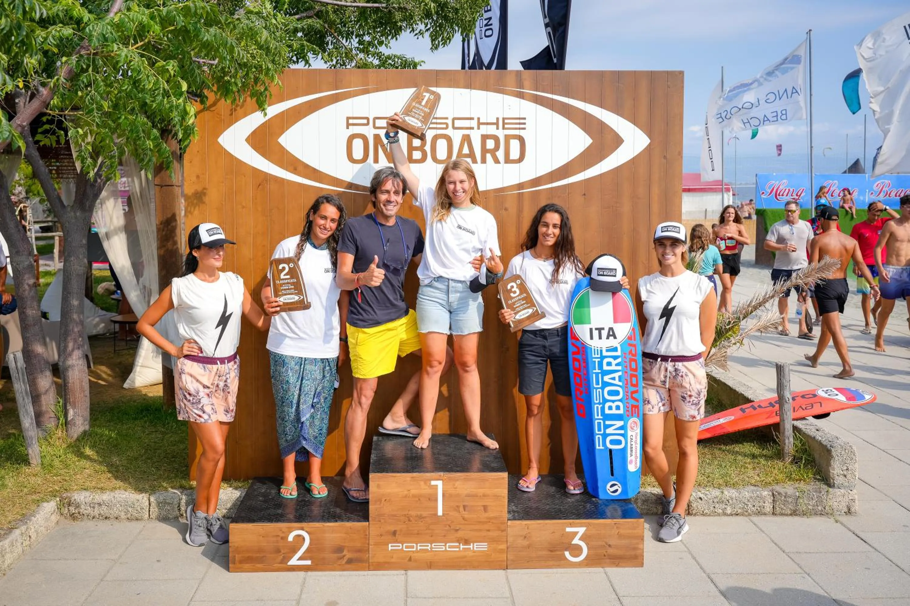 People in Hang Loose Cottage Hotel & Resort 4 stelle Gizzeria Calabria