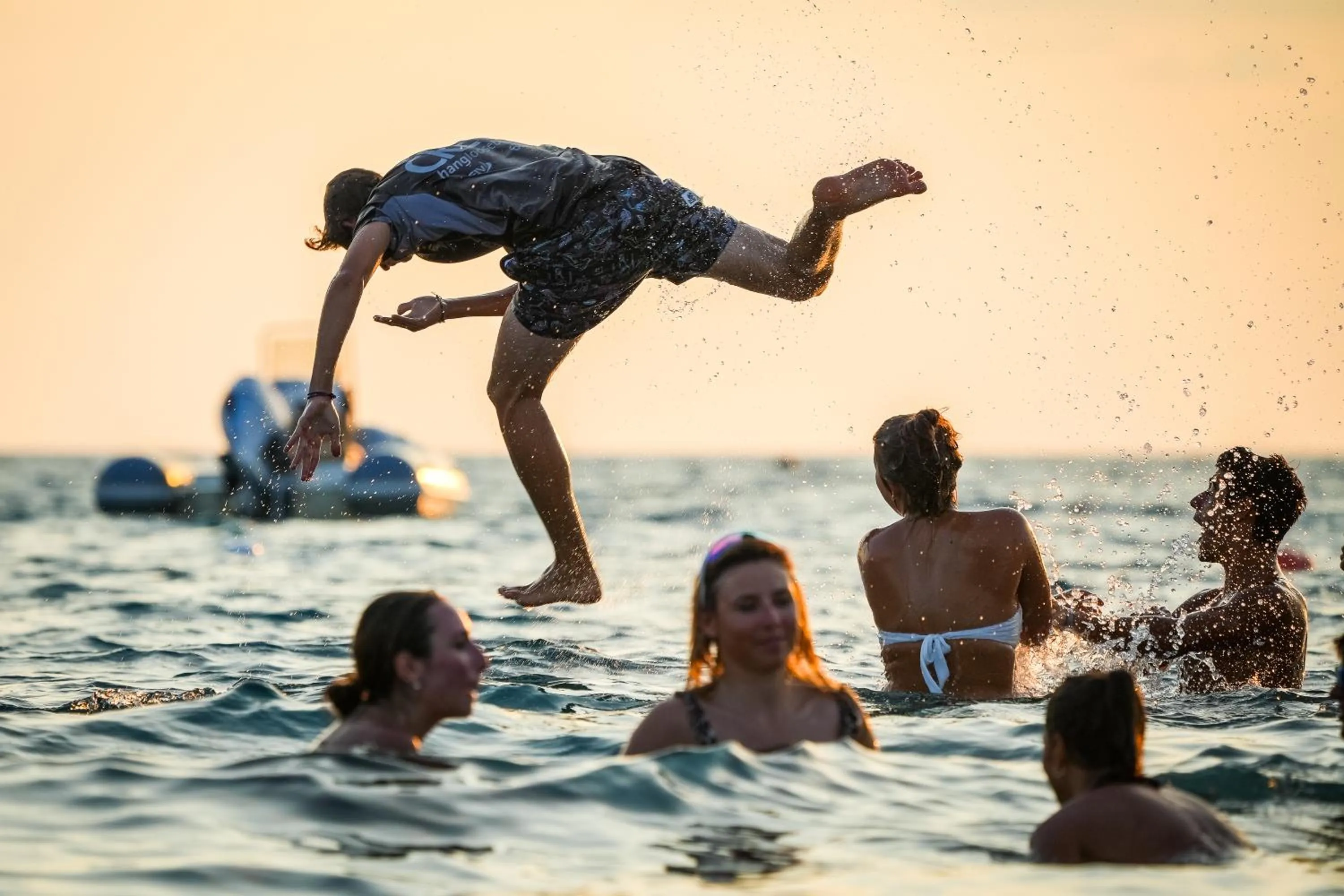 People in Hang Loose Cottage Hotel & Resort 4 stelle Gizzeria Calabria
