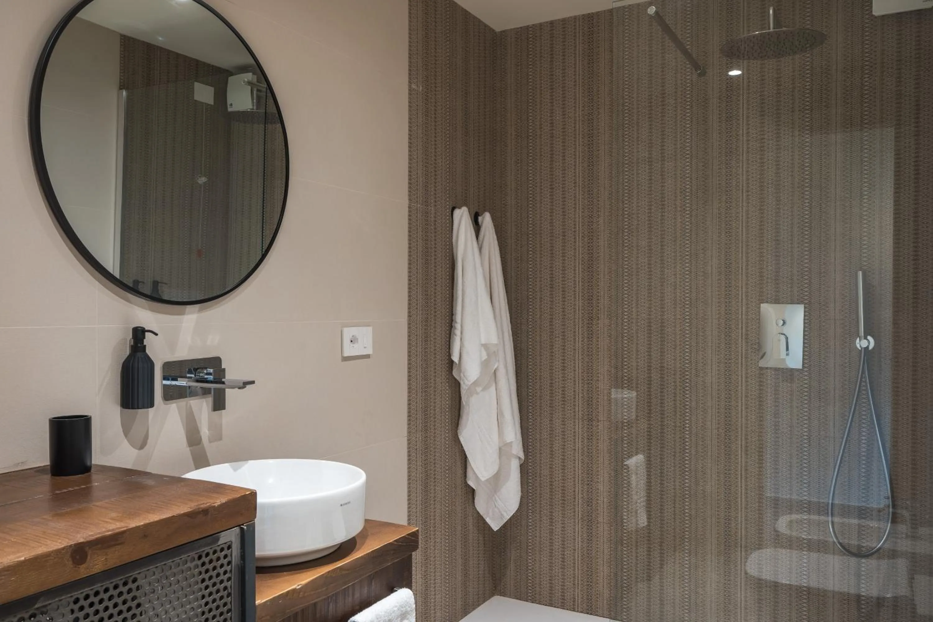 Shower in Hang Loose Cottage Hotel & Resort 4 stelle Gizzeria Calabria