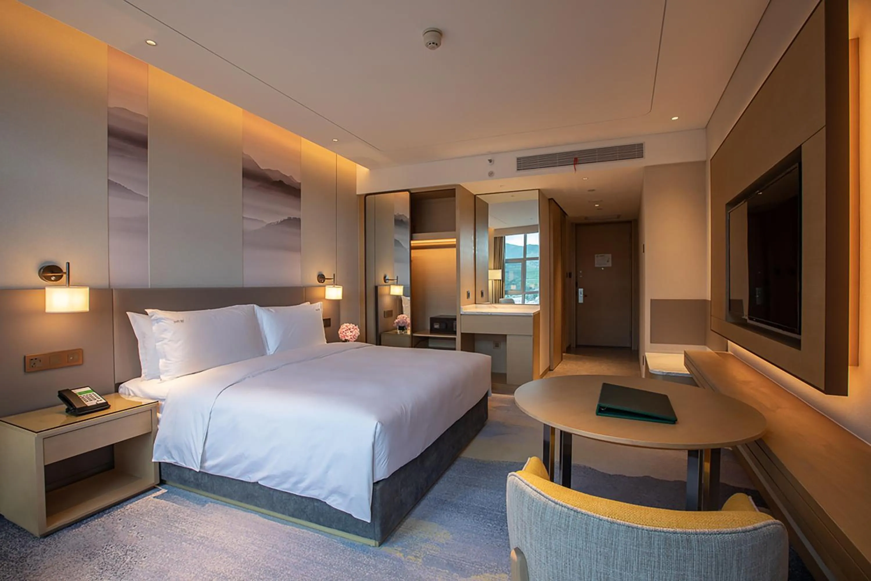 Photo of the whole room, Bed in Holiday Inn Xining Datong by IHG