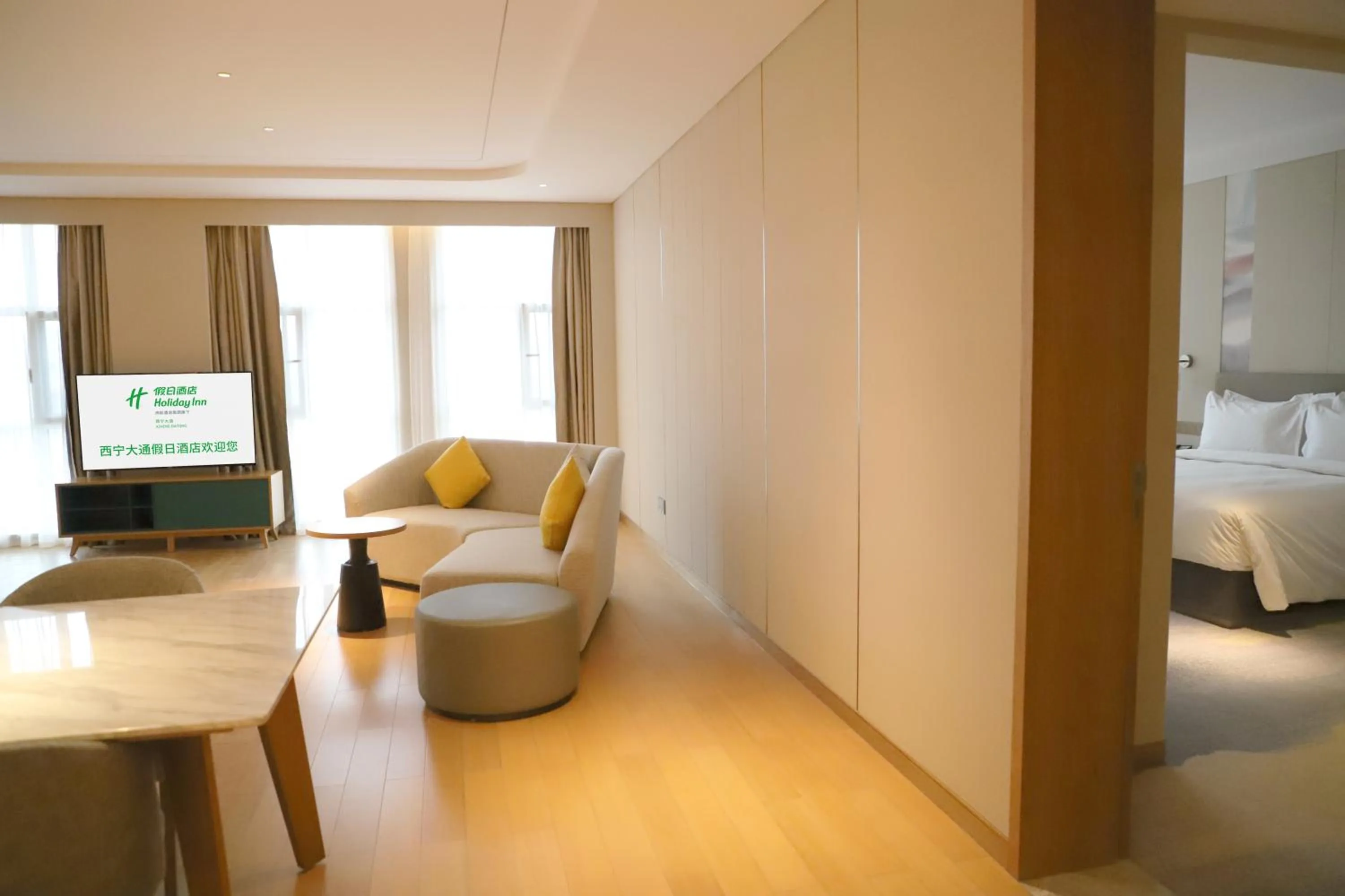 Living room, Bed in Holiday Inn Xining Datong by IHG