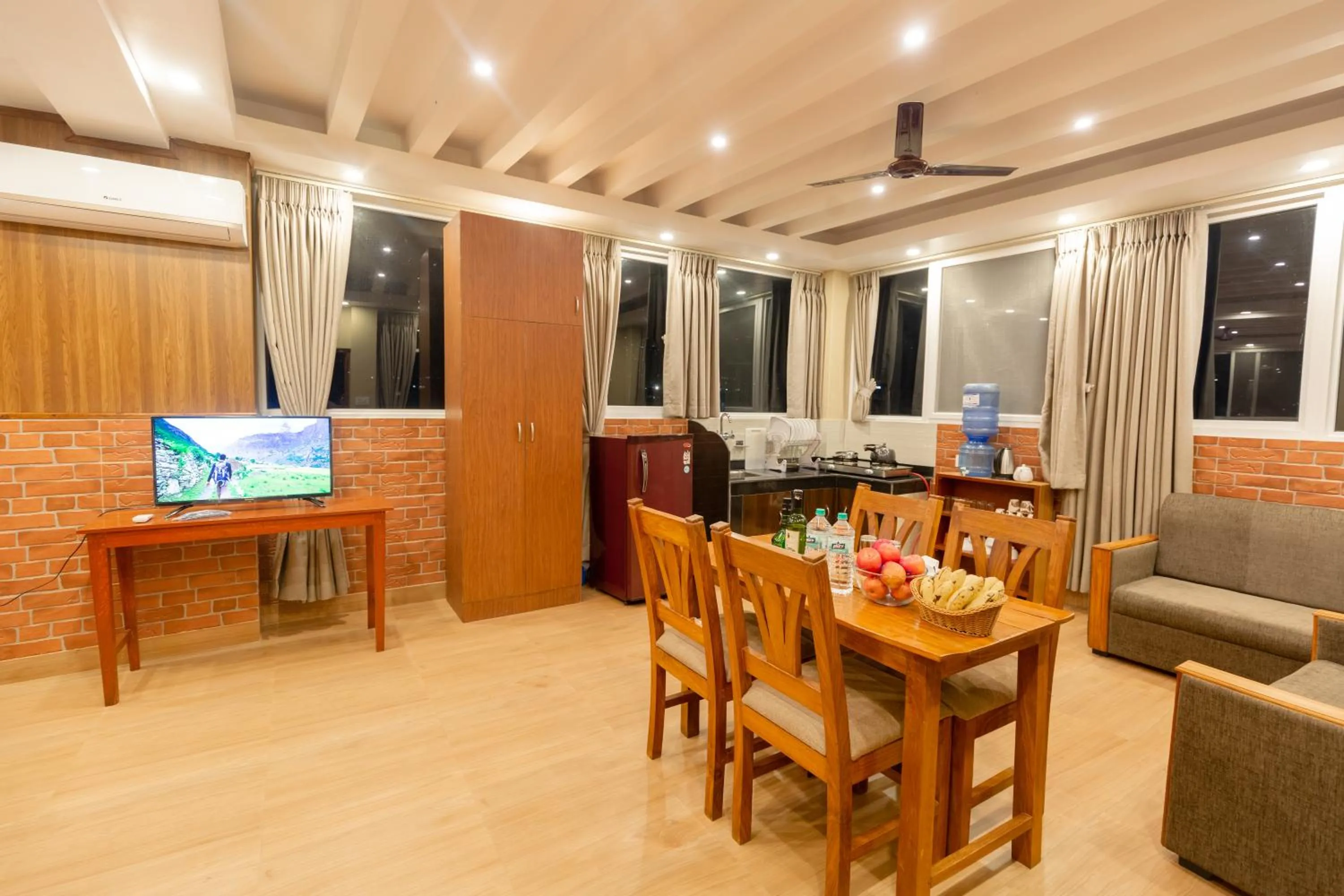 TV and multimedia in Paradise Boutique Hotel