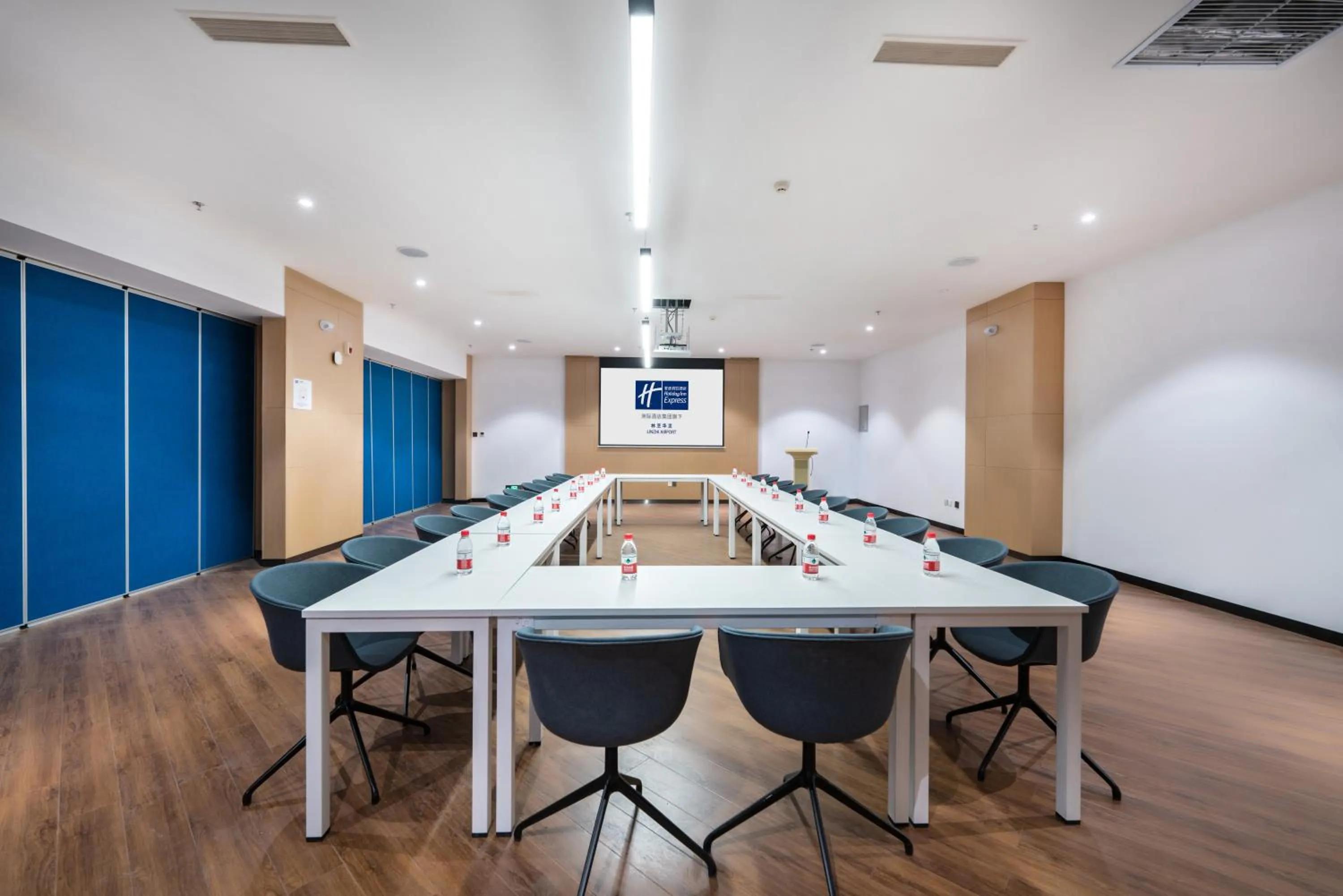 Meeting/conference room in Holiday Inn Express Linzhi Airport by IHG
