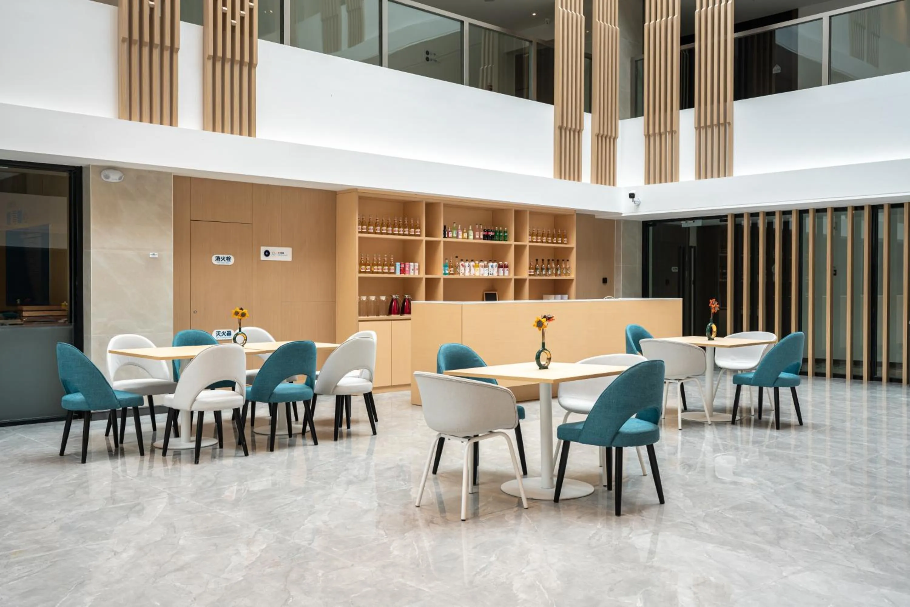 Lounge or bar in Holiday Inn Express Linzhi Airport by IHG