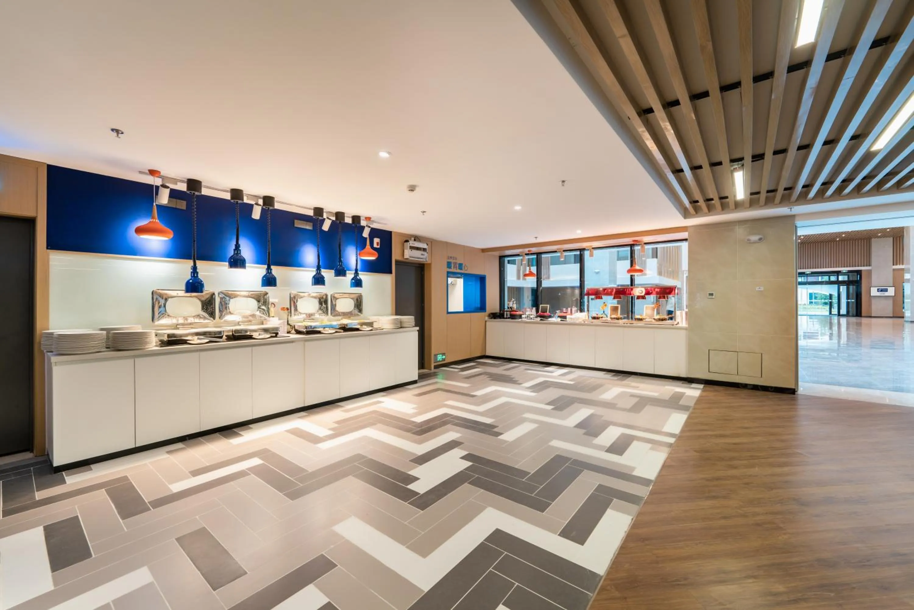 Restaurant/places to eat in Holiday Inn Express Linzhi Airport by IHG