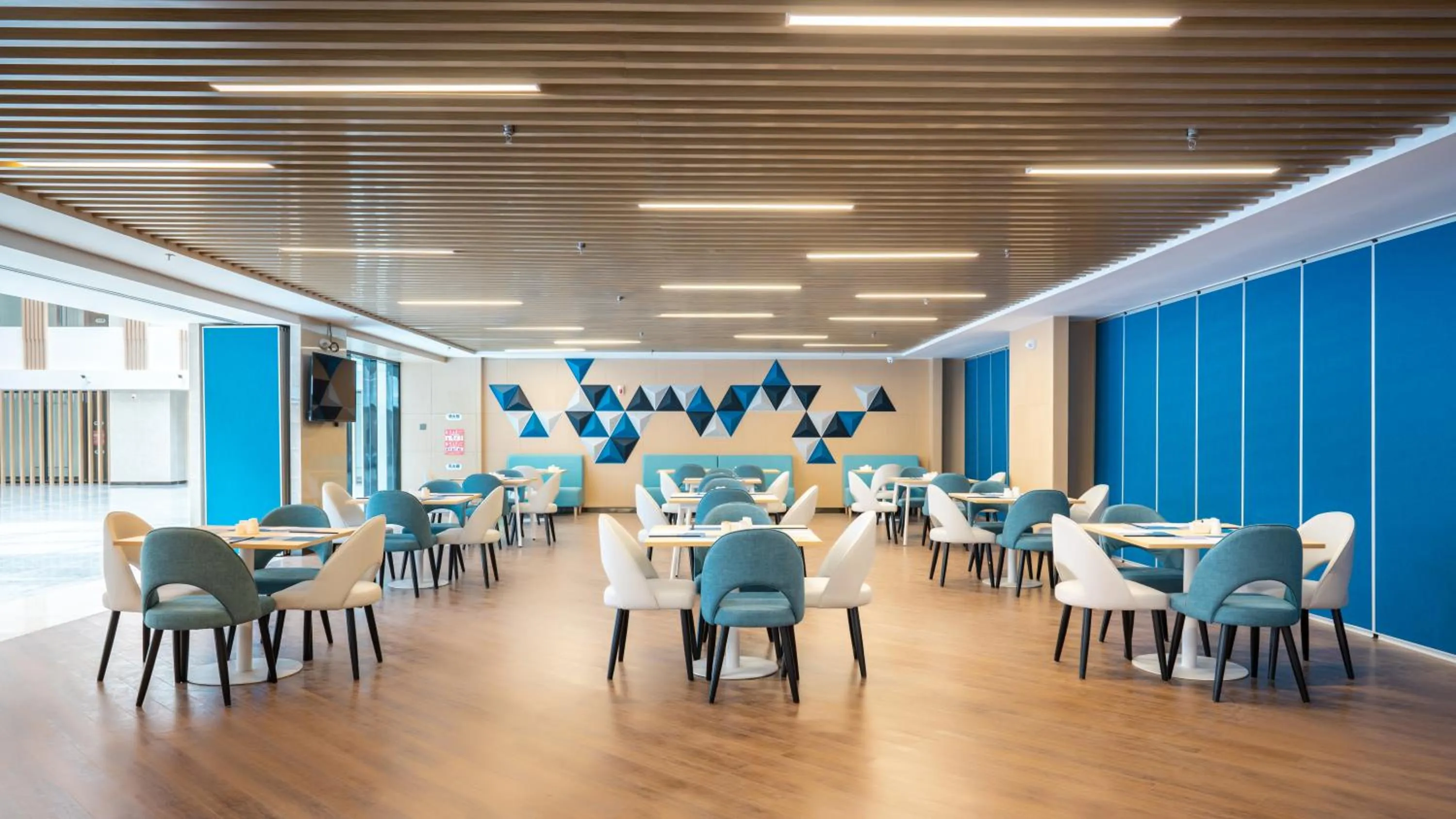 Restaurant/places to eat in Holiday Inn Express Linzhi Airport by IHG