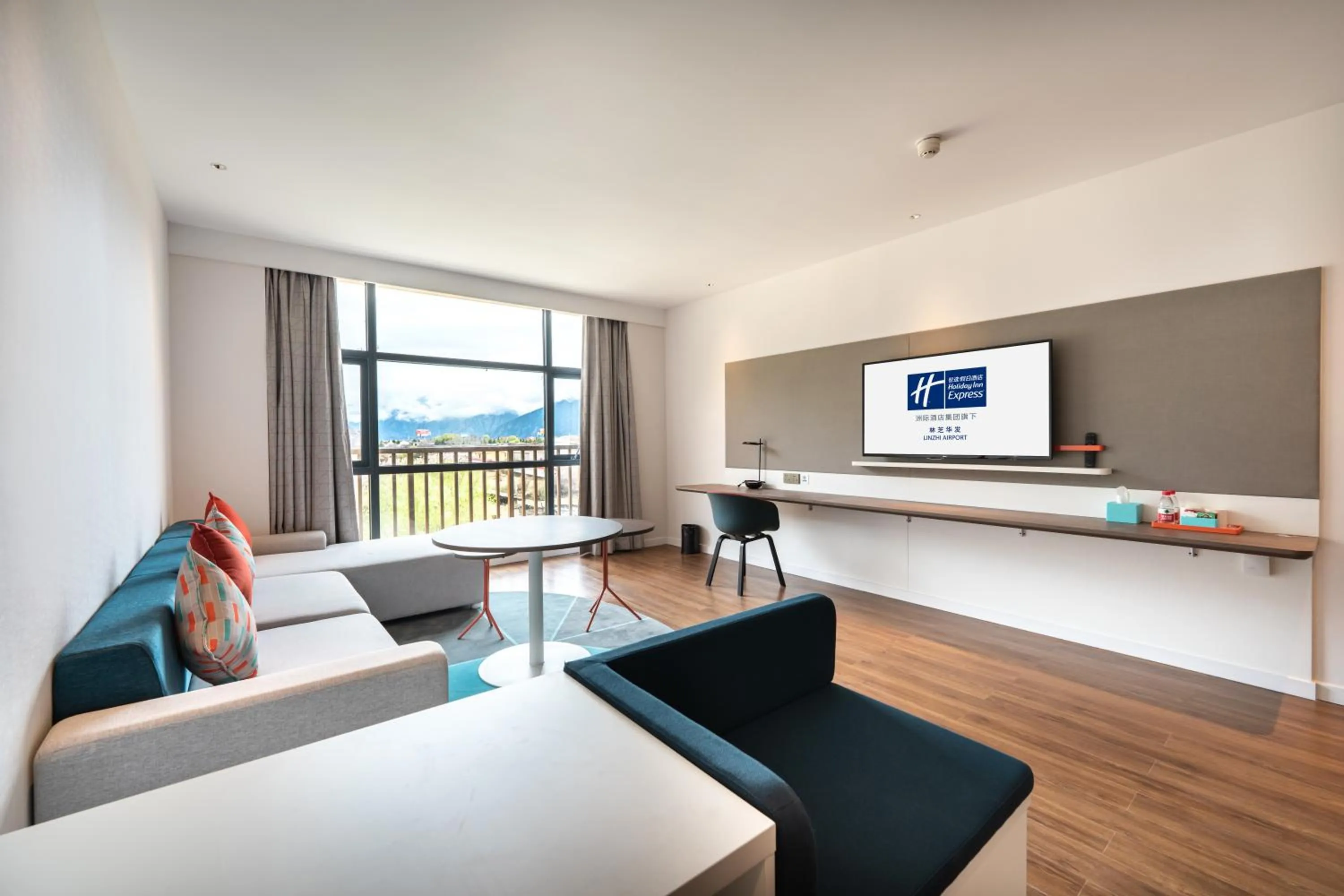 Living room in Holiday Inn Express Linzhi Airport by IHG