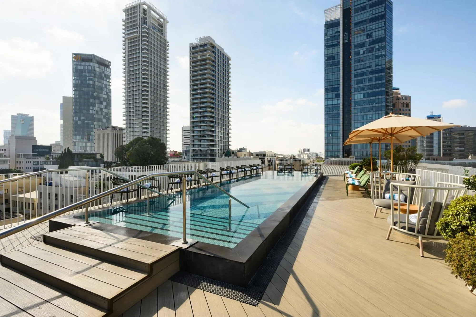 Swimming pool in Alberto by Isrotel Design