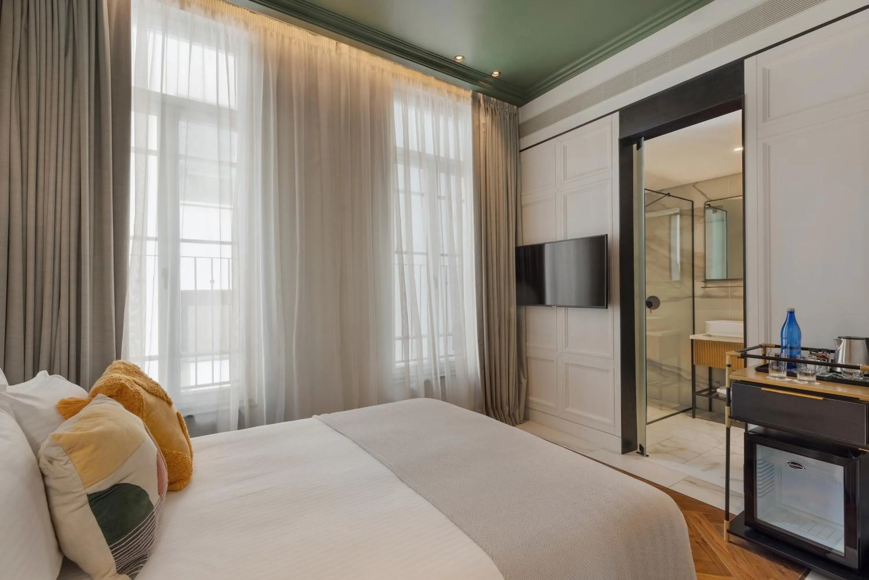 Bed in Alberto by Isrotel Design