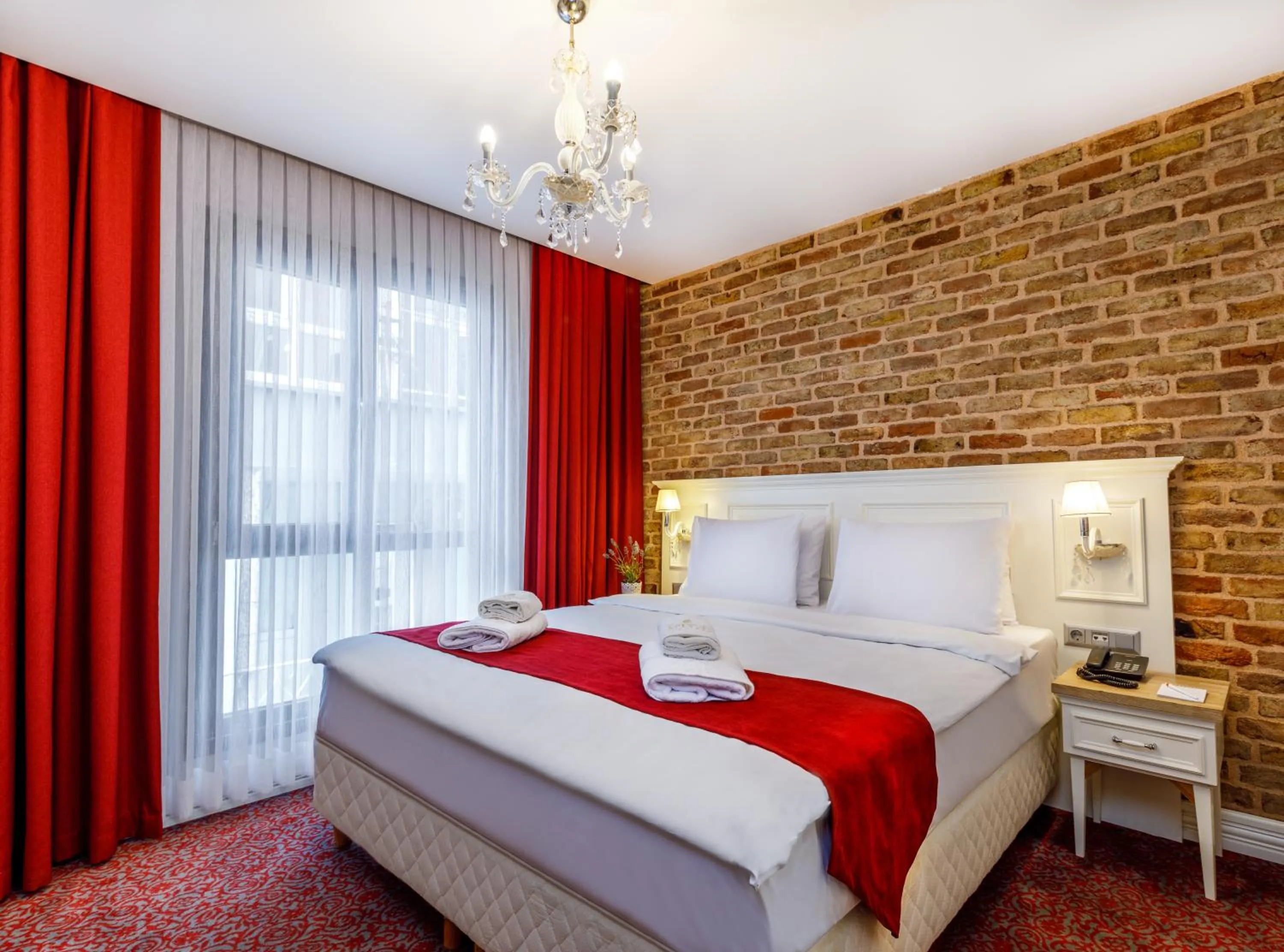 Photo of the whole room, Bed in La Porte de Taksim