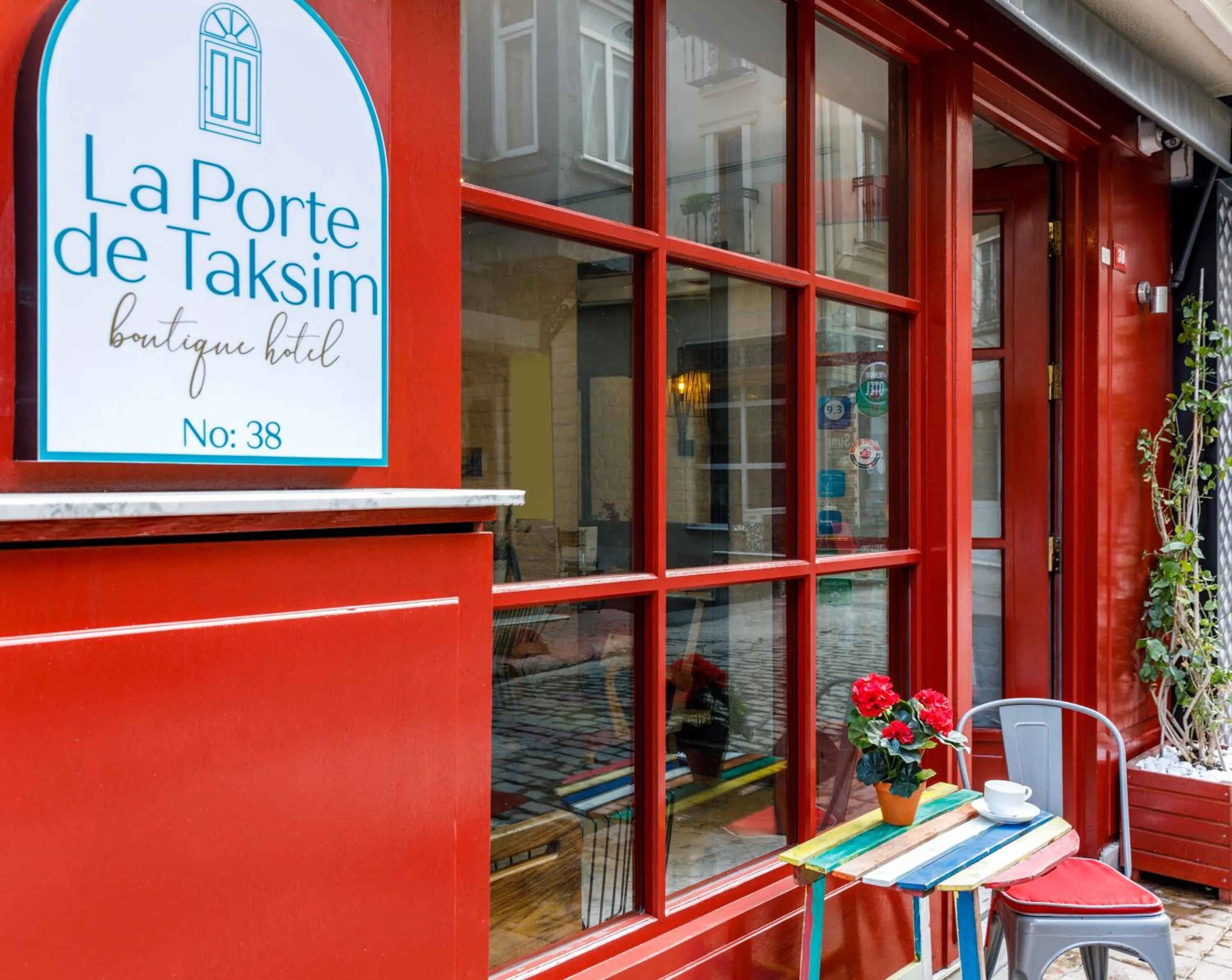 Facade/entrance in La Porte de Taksim