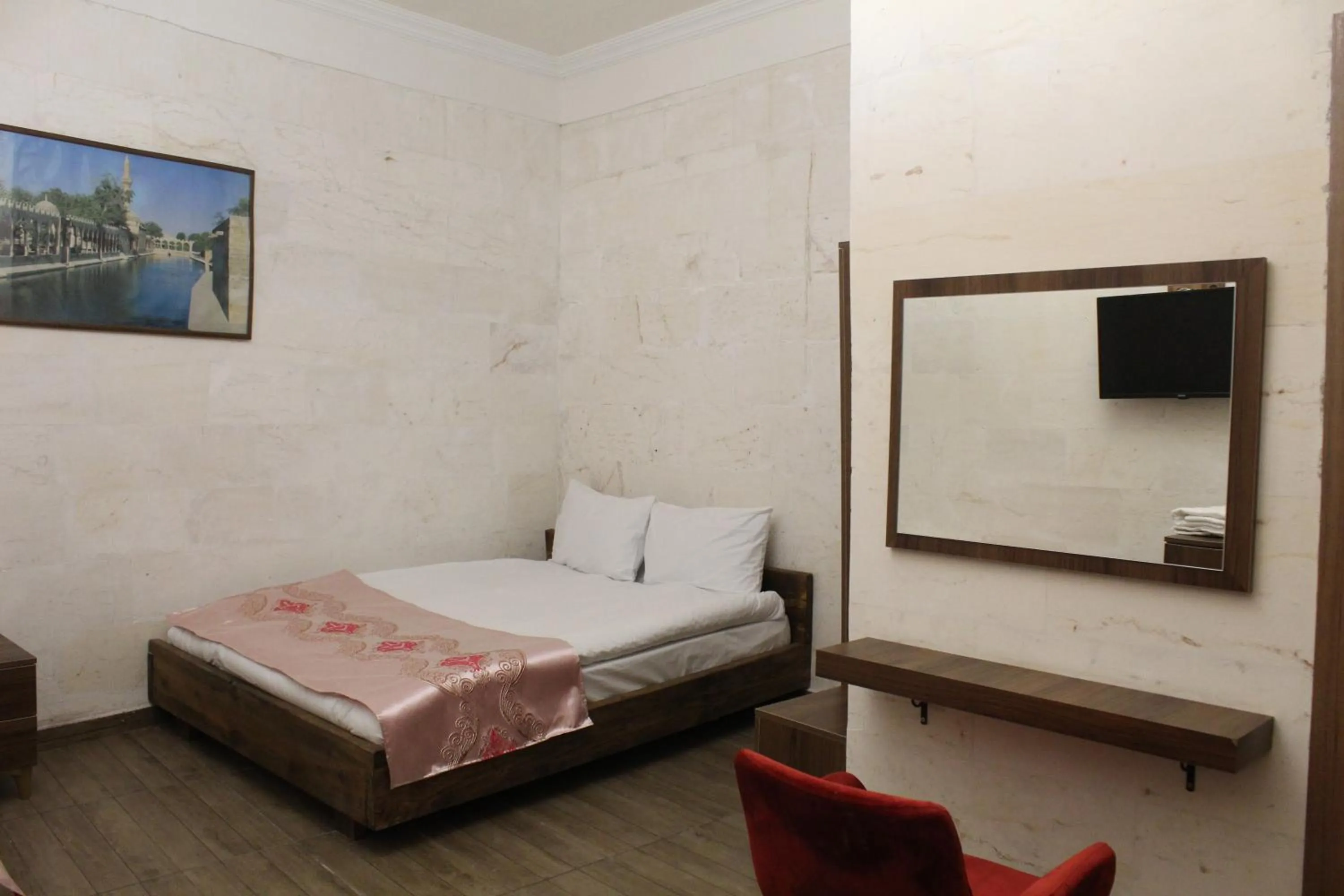 Communal lounge/ TV room, Bed in Grand Babil Otel